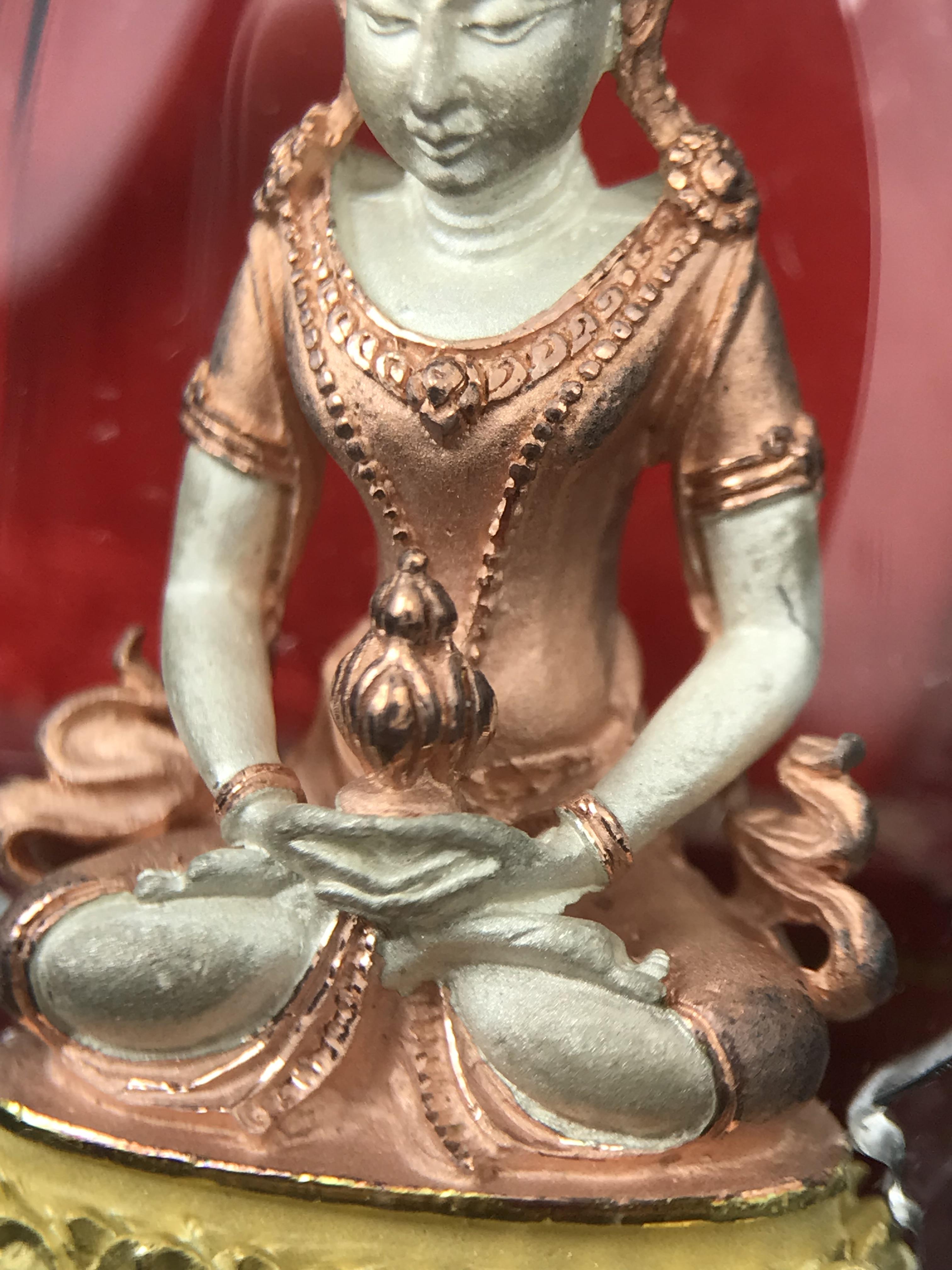 พระกริ่งอวโลกิเตศวร ( เจ้าแม่กวนอิม ) วัดโพธิ์แมนคุณาราม รุ่นอุดมโภคทรัพย์ พ.ศ.2539 เนื้อเงิน 3 กษัตริย์ พ่นทราย(ผิวเดิมสวย เลี่ยมกรอบกันน้ำพร้อมใช้บูชา) (พร้อมกล่องบรรจุการ์ดใบรับรองเดิมครบ) (อีกหนึ่งรุ่นยอดนิยม พุทธศิลป์สวยงดงาม)*ตอกโค๊ตและหมายเลข ๓๘๙๔*