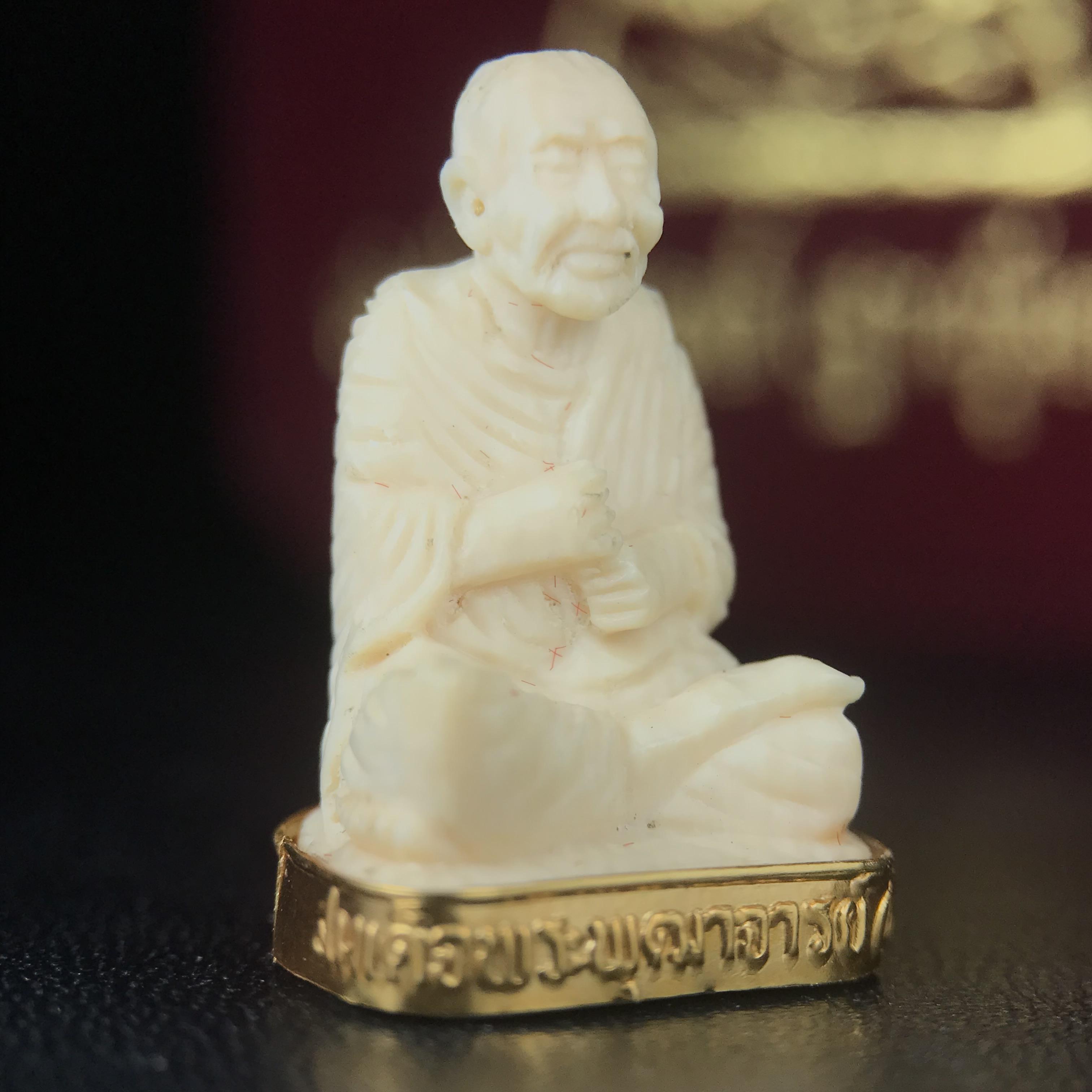 สมเด็จพระพุฒาจารย์ (โต พรหมรังสี) รุ่นคชสารหมื่นปี พ.ศ.2542 พิมพ์ลอยองค์(ฐานหุ้มทองคำ) ตอกโค๊ตและหมายเลข ๑๒๑๔ สภาพสวยสมบูรณ์กล่องบรรจุเดิมครบ (เลขสวยผลรวมได้แปด มีกินมีใช้ไม่มีหมด)(1ใน 9999 องค์)หายากพบเจอน้อยมาก