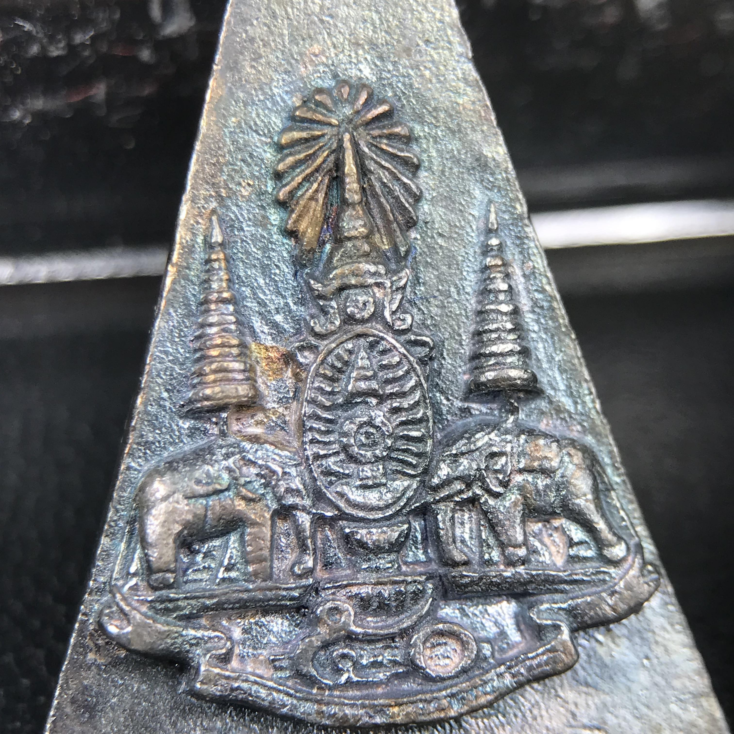 พระกำลังแผ่นดิน (สมเด็จจิตรลดา2) จัดสร้างเฉลิมพระเกียรติ ร.9 ครองราชย์ 50 ปี 2539 เนื้อเงิน(ผิวเดิมกลับดำ รุ้งๆสวย)+เนื้อนวโลหะ(สร้างน้อยหายาก)พร้อมกล่องบรรจุเดิมครบสมบูรณ์(1ใน2539องค์)