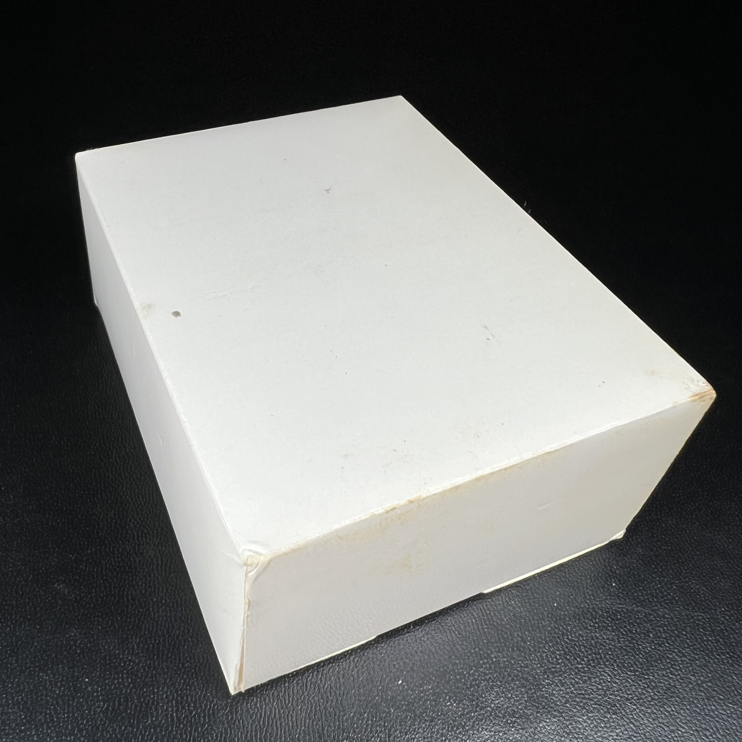 เหรียญพระพุทธญาณนเรศวร์ รุ่นแรก หลังพระปรมาภิไธย ภปร.และ สก.วัดญาณสังวราราม จ.ชลบุรี ปี 2527 เนื้อเงิน(ผิวขาว สวย ใส)ขนาด 2.3 x 3.8 ซม. พร้อมกล่องกำมะหยี่เดิมครบสมบูรณ์ สมเด็จพระญาณสังวร ประธานในพิธีมหาพุทธาภิเษก(เนื้อเงินพบเจอน้อย หายาก)