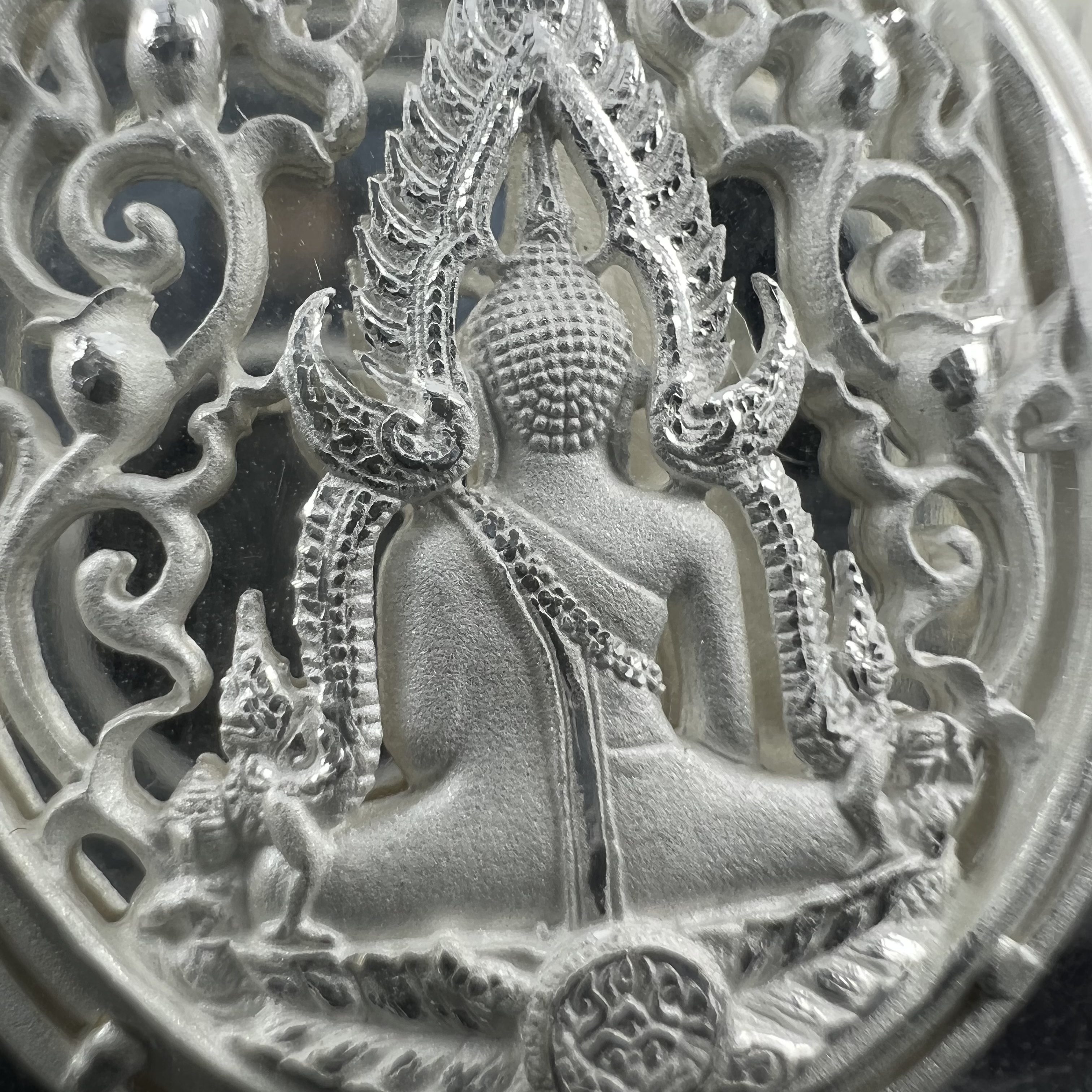 พระพุทธชินราช รุ่น ประวัติศาสตร์ มูลนิธิเพื่อตำรวจไทยจัดสร้าง ปี 2562 เนื้อเงินขัดเงา พิมพ์เหรียญรูปไข่ฉลุลายไทย พิมพ์ใหญ่ พระพุทธชินราช แบบจิวเวอร์รี่ (ขนาดสูง 2.9 ซม.) (สภาพ สวย ซีนซองเดิม กล่องบรรจุเดิมครบสมบูรณ์)