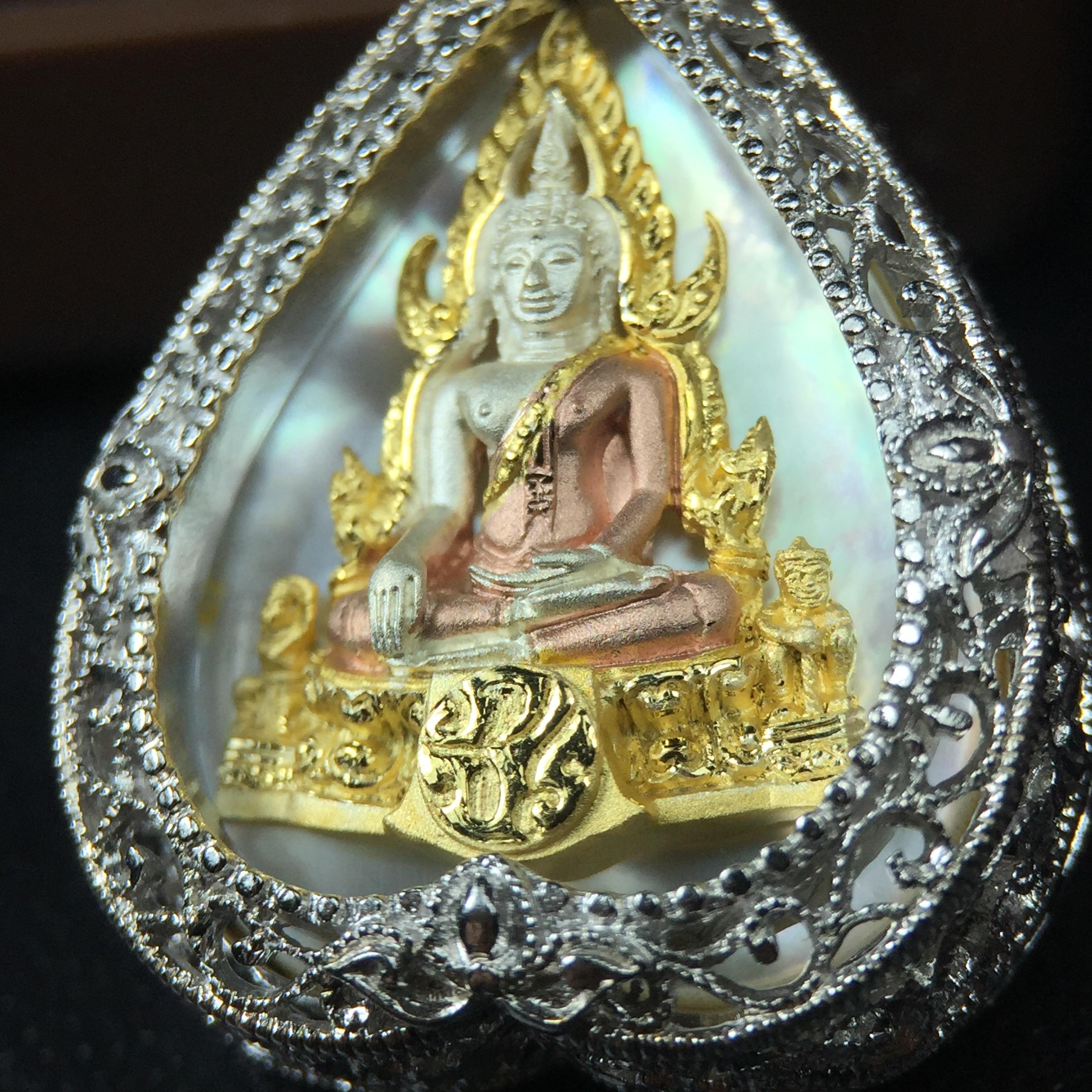 พระพุทธชินราช ภปร. โครงการ "เพราะแผ่นดินนี้ คือ แผ่นดินเกิด" ปี2548(รุ่นแรก) เหรียญทรงใบโพธิ์ ขนาด 21 x 29 มม. เนื้อเงินสามกษัตริย์ องค์พระชุบสามกษัตริย์ ล้อมด้วยกรอบเงินชุบทองคำขาวสลักเสลาเป็นลวดลายละเอียดอ่อน ส่วนพื้นองค์พระเป็นเปลือกหอยมุข