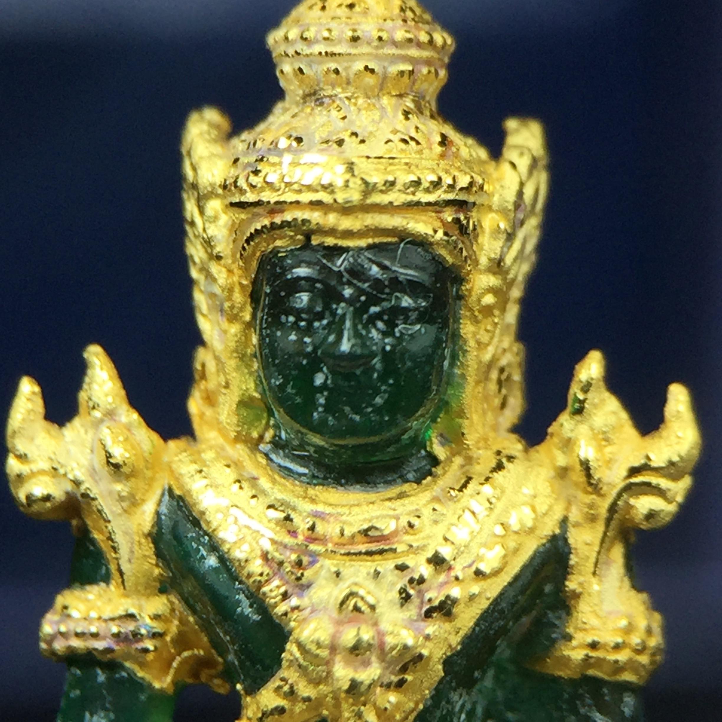 พระแก้วมรกต ภปร. จัดสร้างโดย รพ.ภูมิพลฯ ปี2547 ลอยองค์ขนาดหน้าตัก 1/2 นิ้ว เนื้อเรซิ่นหุ้มทองคำ99.99 งดงามทรงคุณค่าอีกหนึ่งรุ่นยอดนิยม หายาก