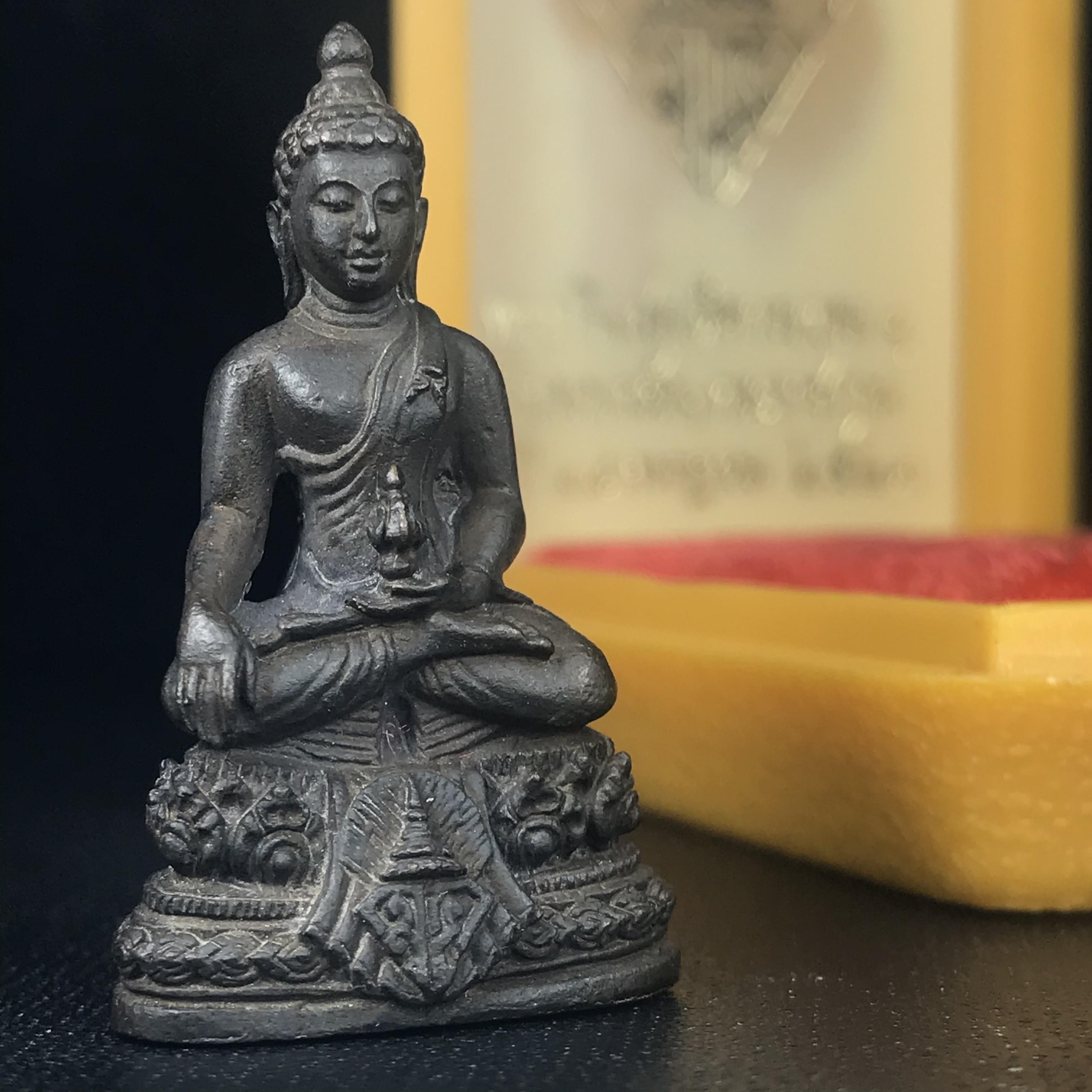 พระกริ่ง มวก(รุ่นแรก)พระราชทาน ปี2523 วัดบวรนิเวศวิหาร เนื้อนวโลหะกล่องบรรจุเดิม(คัดสวยคมชัด เนื้อนวโลหะเข้มขลังตามแบบฉบับงานแกะแม่พิมพ์โดย นายช่างเกษม มงคลเจริญ แบบนิยม พร้อมกล่องบรรจุเดิม)(หลวงปู่โต๊ะร่วมปลุกเสก)