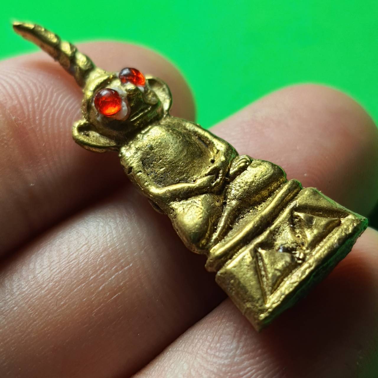 ของเสน่ห์ งั่งตาแดงหลังยันต์ งั่ง งั่งมหาเสน่ห์ งั่งตาแดง