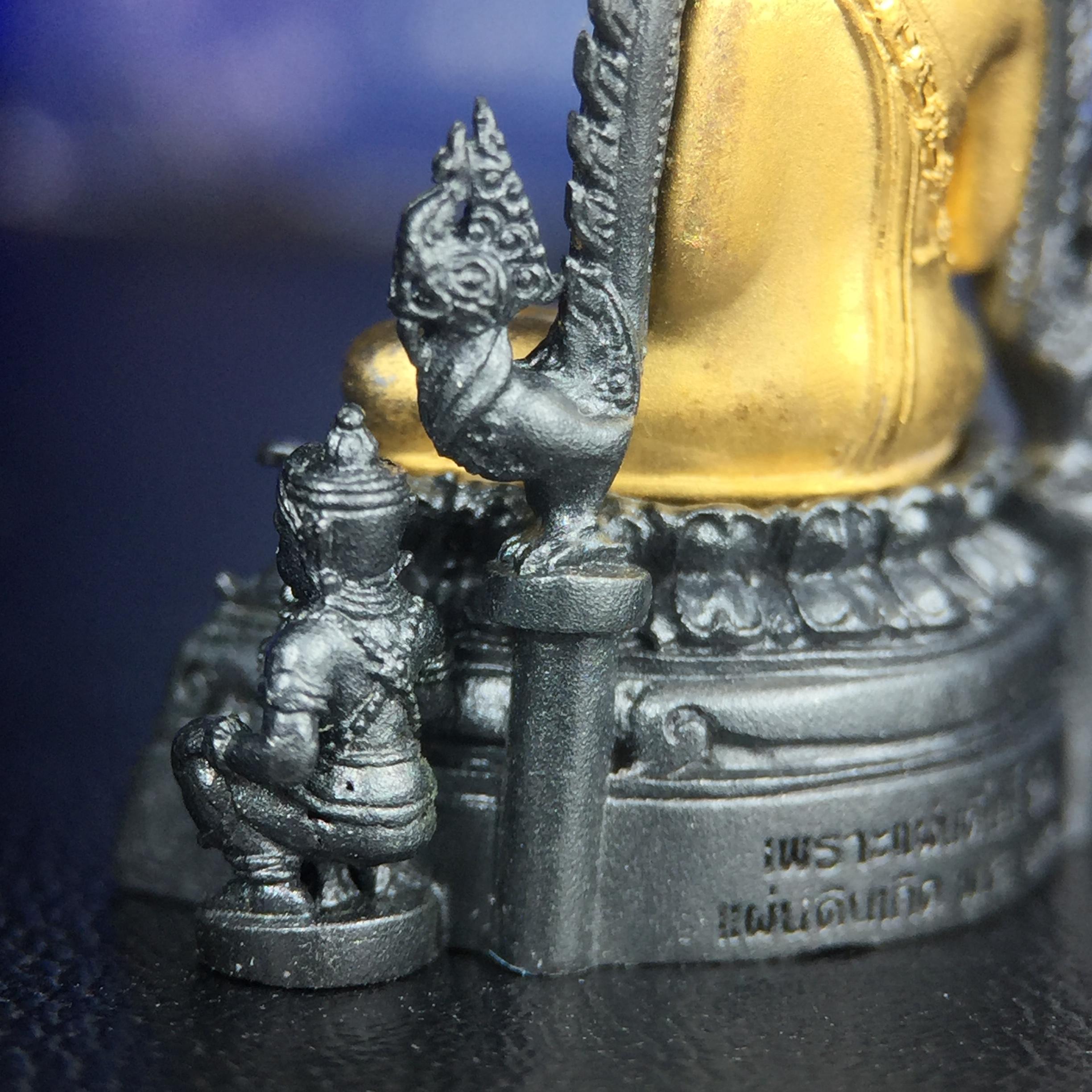 พระพุทธชินราช ภปร. โครงการ เพราะแผ่นดินนี้คือแผ่นดินเกิด เนื้อเงินชุบทองคำซุ้มรมดำ ปี2551 ขนาดหน้าตัก1/2นิ้ว(3.5*2.5 ซม.) (สวยงามหายาก)1ใน 5000 องค์