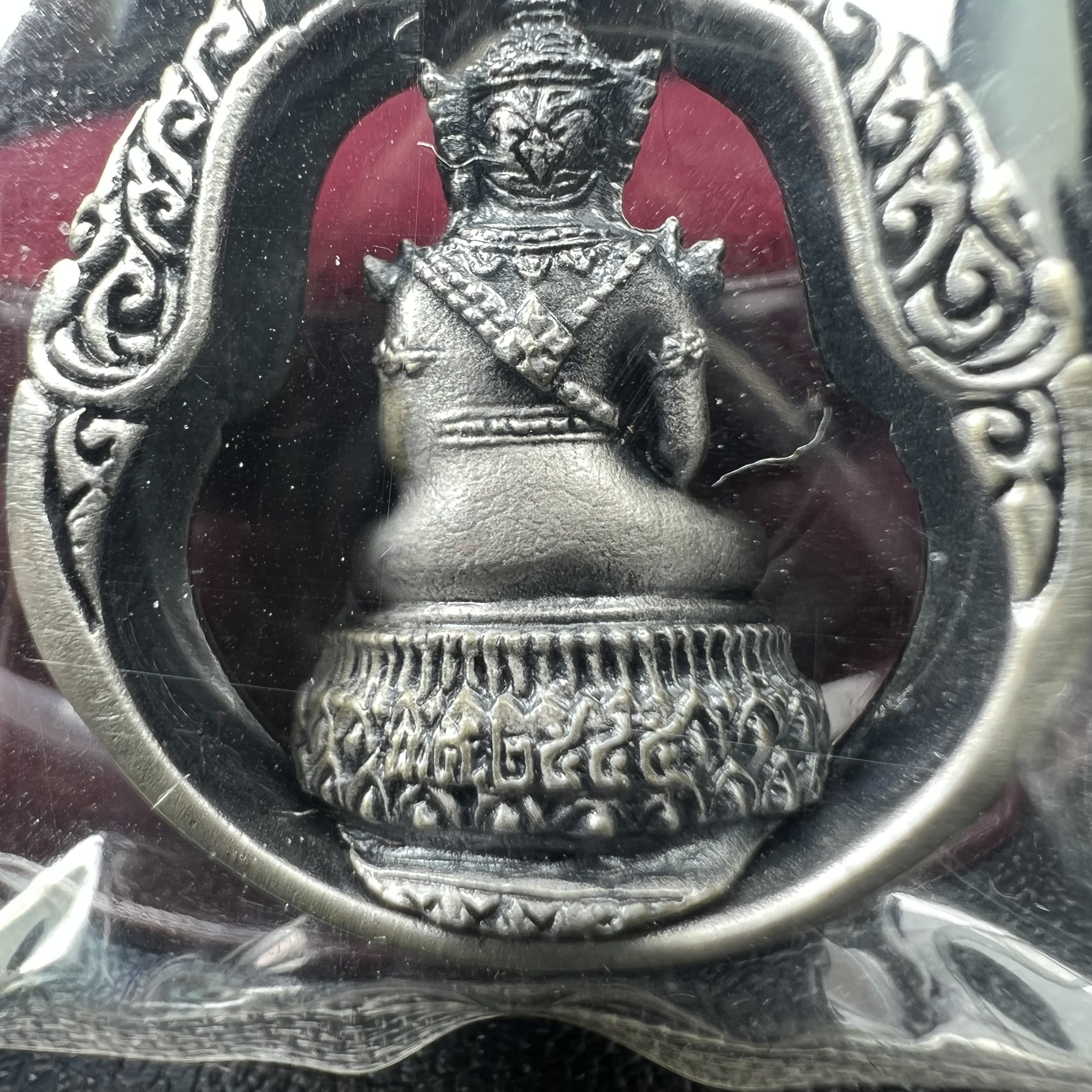 พระแก้วมรกต ภปร.(รุ่นแรก) ปี2545 รุ่นฉลองกรุงรัตนโกสินทร์ครบ 220 ปี พิมพ์ลอยองค์ทรงหยดน้ำ เนื้ออัลปาก้า ชุบเงินลงดำ ขนาด 18*27 มม. พร้อมครอบตั้งโชว์เดิม องค์พระซีนซองเดิม สวยครบสมบูรณ์