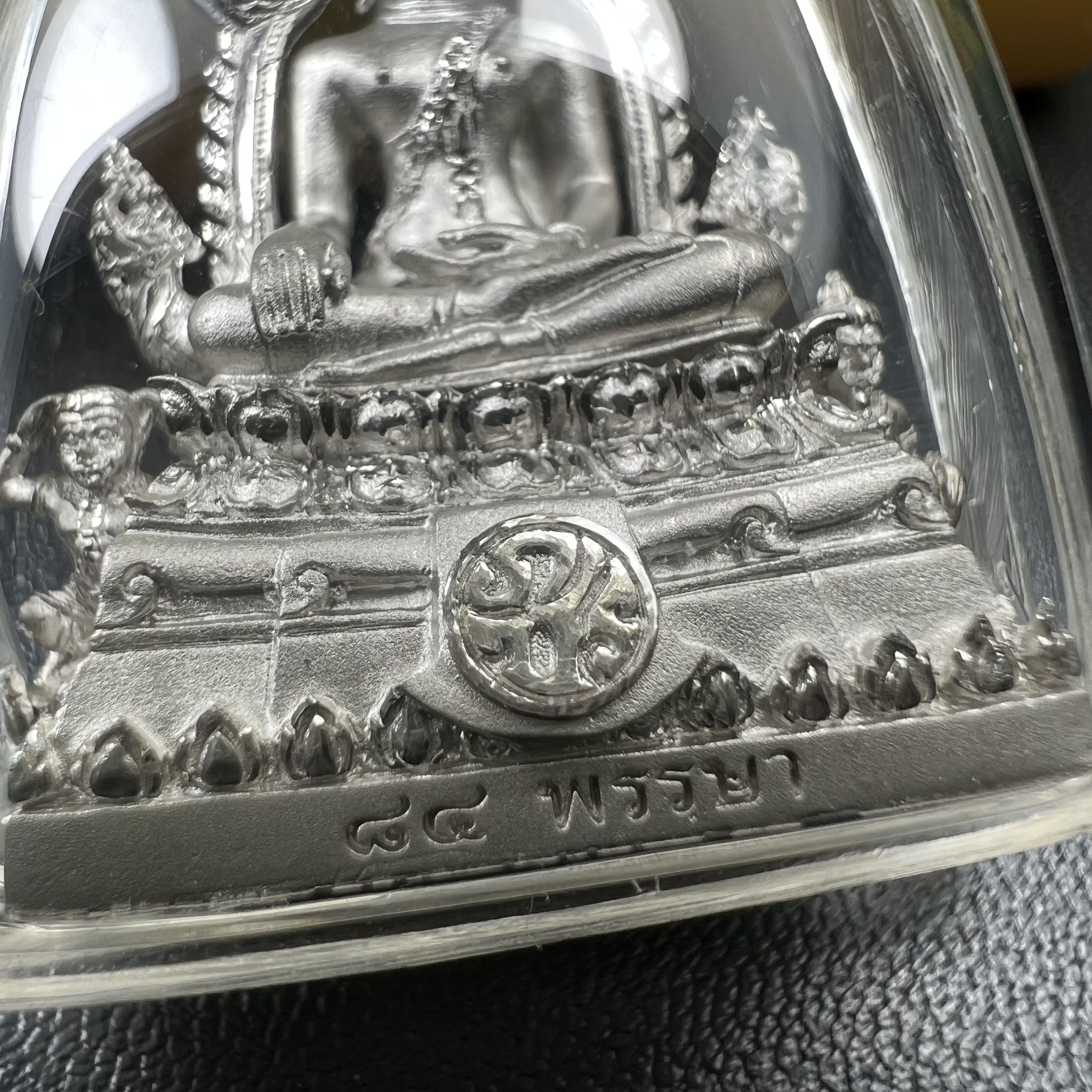 พระพุทธชินราช(จำลอง) ภปร. 84 พรรษา ปี 2554 เนื้อเงินชุบทองคำขาว พิมพ์กลางขนาดหน้าตัก 1/2 นิ้ว(พระราชทานมวลสาร จิตรลดาและเส้นพระเจ้า(เส้นผม)รัชกาลที่9)พุทธศิลป์ทรงคุณค่าอีกหนึ่งรุ่นยอดนิยม