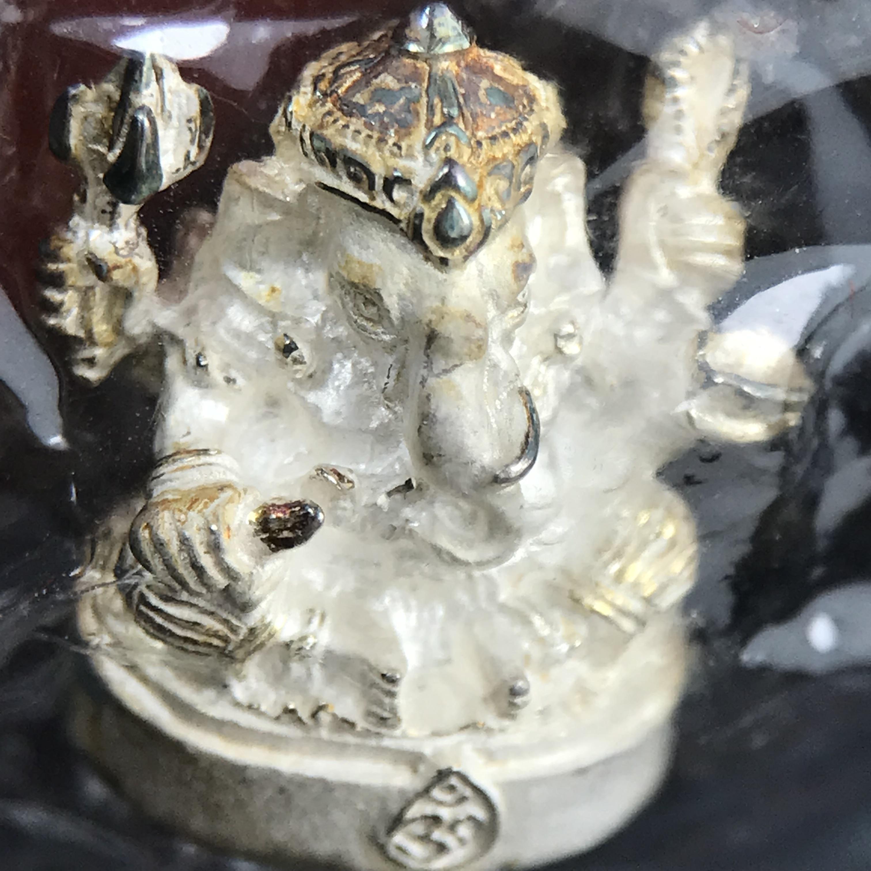 พระพิฆเนศ พิมพ์ลอยองค์ รุ่นแรก กรมศิลปากร ปี 2540 เนื้อเงิน ผิวเดิมติดรุ้งๆ(ซีนซองเดิมพร้อมกล่องไม้และกล่องกระดาษครบชุด)พิธีใหญ่ เข้มขลัง มวลสารศักดิ์สิทธิ์ (เทพเจ้าแห่งความสำเร็จและศิลปวิทยาการ)ยอดนิยมหายาก