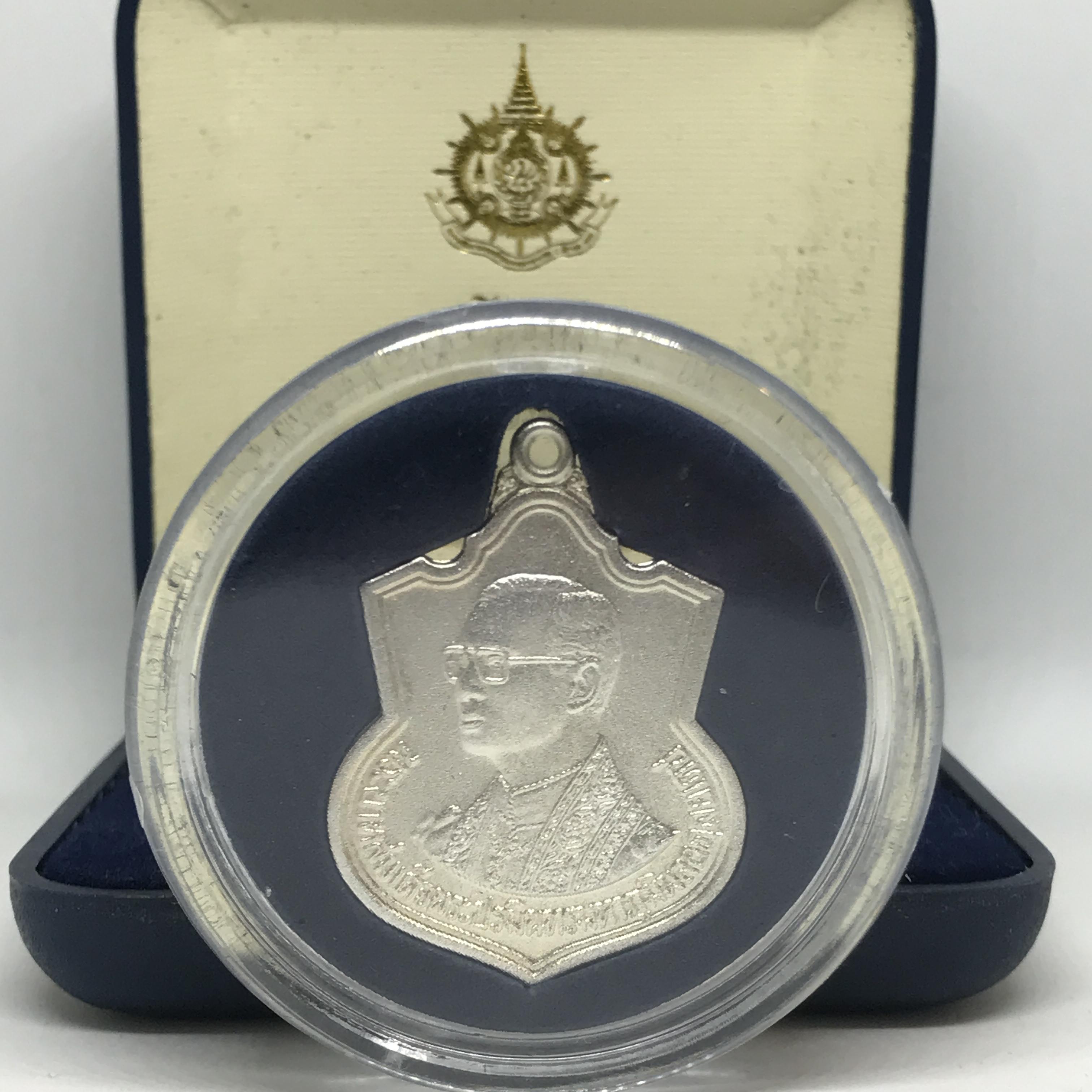 เหรียญเสมาที่ระลึก 6 รอบในหลวง ปี2542 เนื้อเงินพร้อมกล่องเดิม สร้างโดยกระทรวงมหาดไทย หายาก