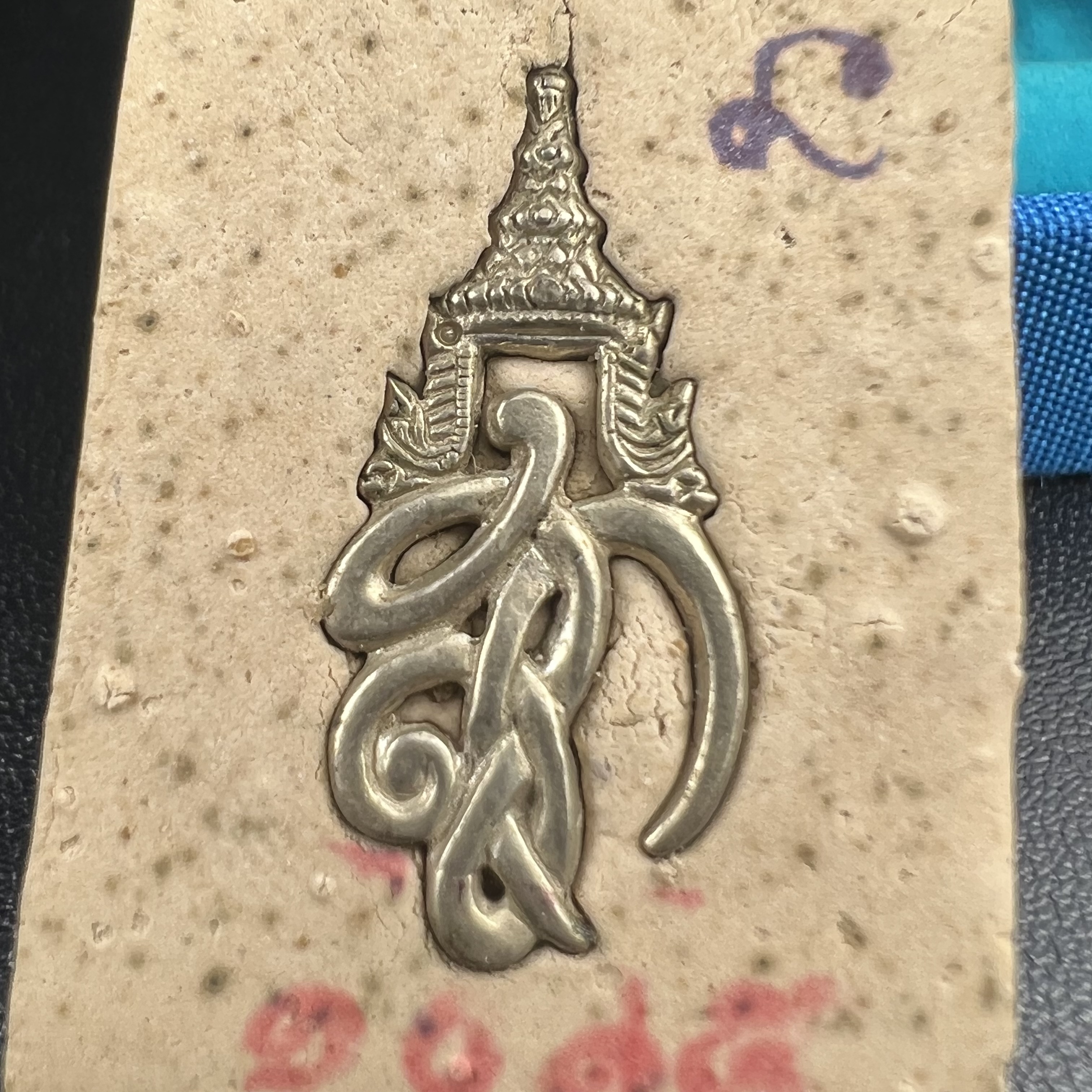 พระหลวงพ่อทวด สก. วัดห้วยมงคล ประเภทเนื้อบางขุนพรมพิเศษ เนื้อสมเด็จบางขุนพรมพิมพ์สี่เหลี่ยมกรรมการใหญ่ หลังพระนามาภิไธย สก. เงิน ปี 2544(รุ่นแรก) กรรมการ นะ ม่วง(มีหมายเลข)(1 ใน 2546 องค์) (คุ้มครองปลอดภัย แคล้วคลาด พิธีใหญ่ มวสสารดี)