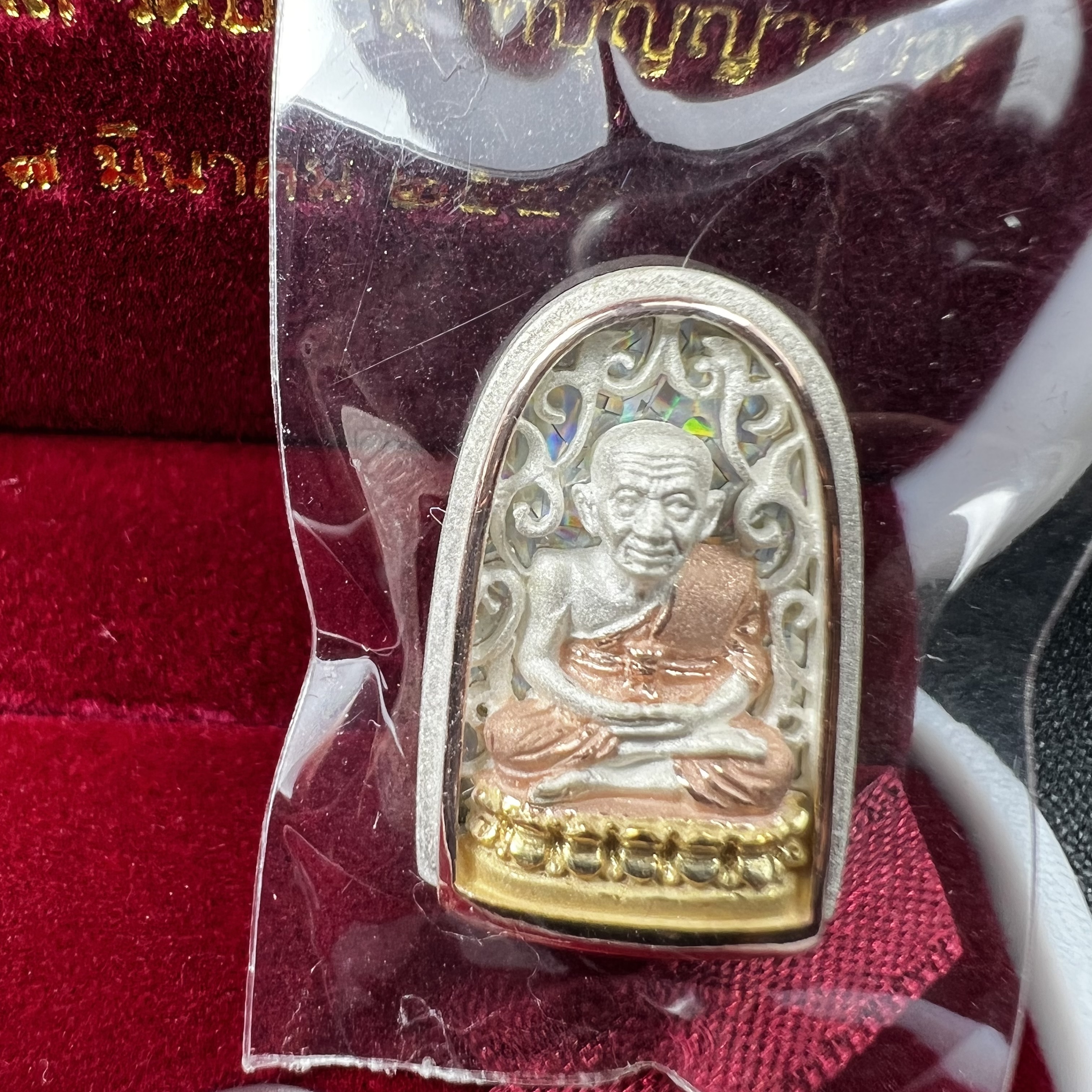 เหรียญหลวงพ่อทวด รุ่น มงคลบารมี วัดประสาทบุญญาวาส ปี 2545 เนื้อเงินสามกษัตริย์ พิมพ์ทรงพระรอด(ขนาด 2.2*1.5 ซม.)ฉลุลายฉากพื้นหลังสามมิติเปลือกหอยมุกสวยงาม ตอกโค๊ต ก(กรรมการ)พร้อมกล่องบรรจุเดิม