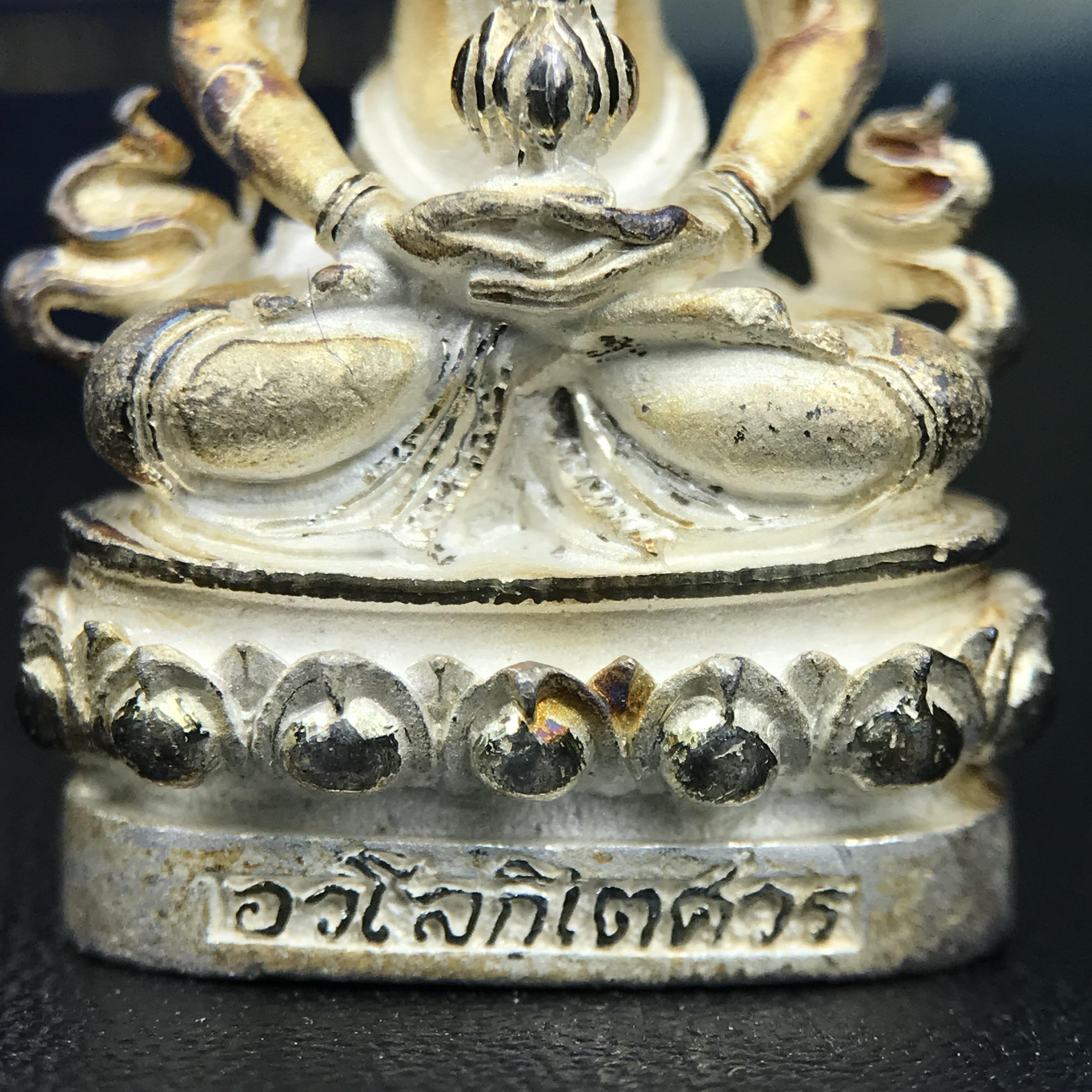 พระกริ่งอวโลกิเตศวร ( เจ้าแม่กวนอิม ) วัดโพธิ์แมนคุณาราม รุ่นอุดมโภคทรัพย์ พ.ศ.2539 เนื้อเงินพ่นทราย(ผิวเดิม ขึ้นสีรุ้งธรรมชาติ แบบนิยม เสน่ห์ของพระเนื้อเงิน) (พร้อมกล่องบรรจุการ์ดใบรับรองเดิมครบ)(อีกหนึ่งรุ่นยอดนิยม พุทธศิลป์สวยงดงาม)หายาก 1 ใน 5000 องค์