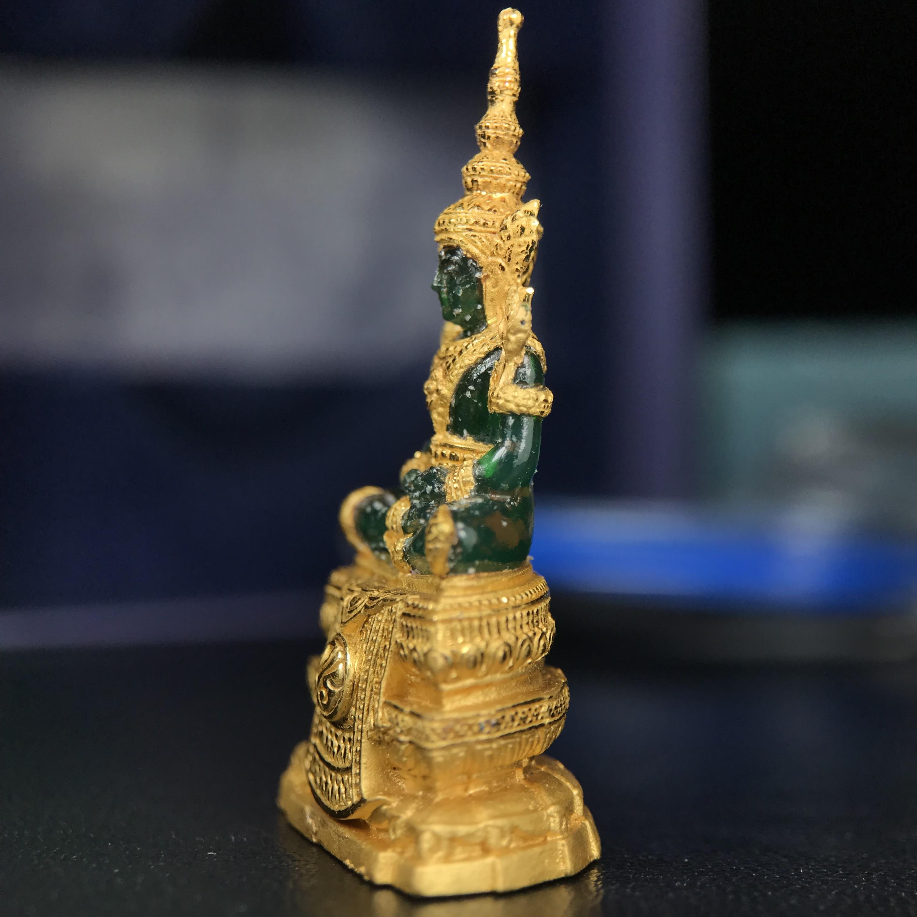 พระแก้วมรกต ภปร. จัดสร้างโดย รพ.ภูมิพลฯ ปี2547 ลอยองค์ขนาดหน้าตัก 1/2 นิ้ว เนื้อเรซิ่นหุ้มทองคำ99.99 งดงามทรงคุณค่าอีกหนึ่งรุ่นยอดนิยม หายาก