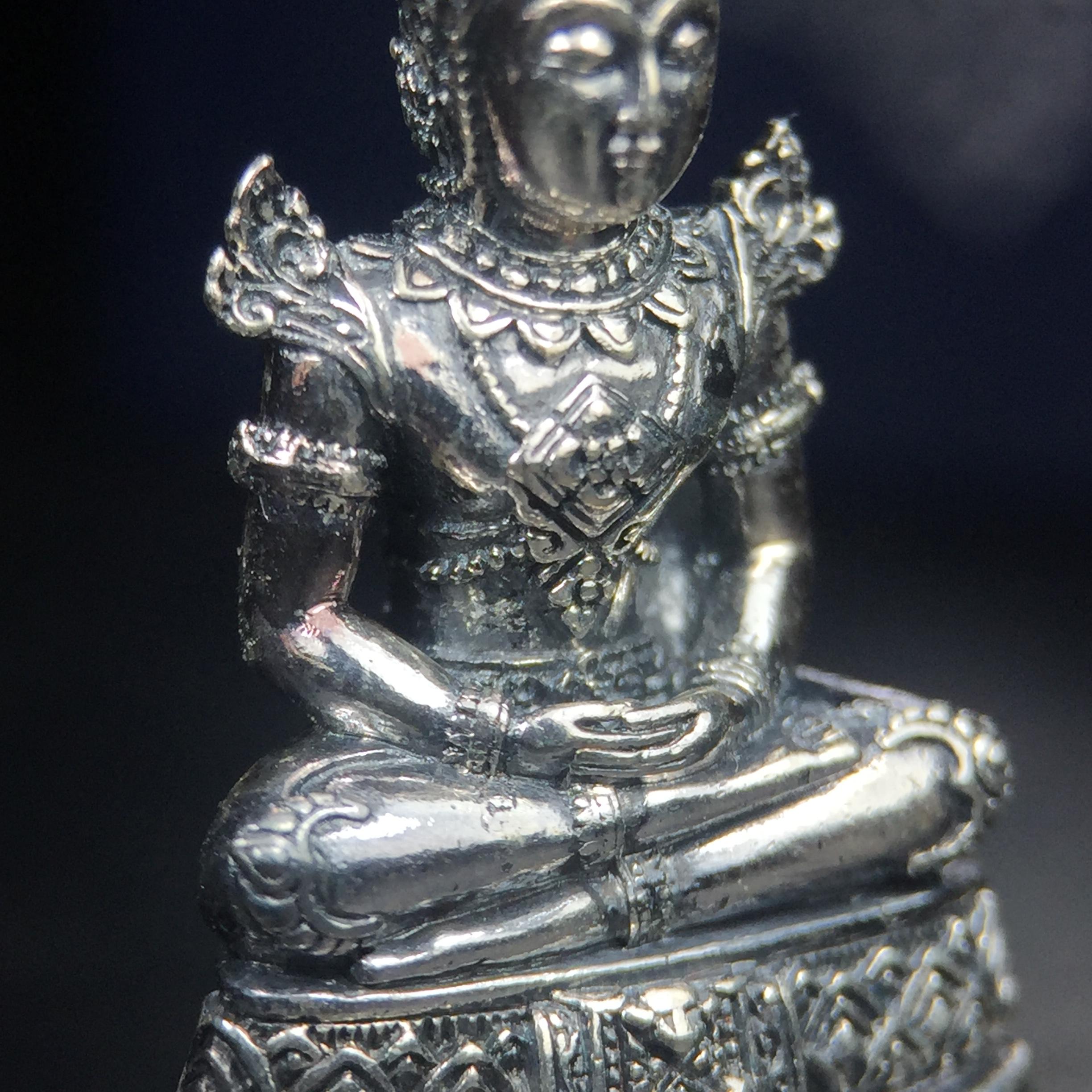 พระแก้วมรกต กรมสรรพสามิตจัดสร้างขึ้นเนื่องในโอกาสครบรอบ 64 ปีของกรมสรรพสามิต และเนื่องในวโรกาสที่พระบาทสมเด็จพระเจ้าอยู่หัวทรงครองราชย์ครบ 50 ปีในปีกาญจนาภิเษก เมื่อ พ.ศ.2539 เนื้อเงินรมดำขัดเงาพร้อมกล่องบรรจุเดิม