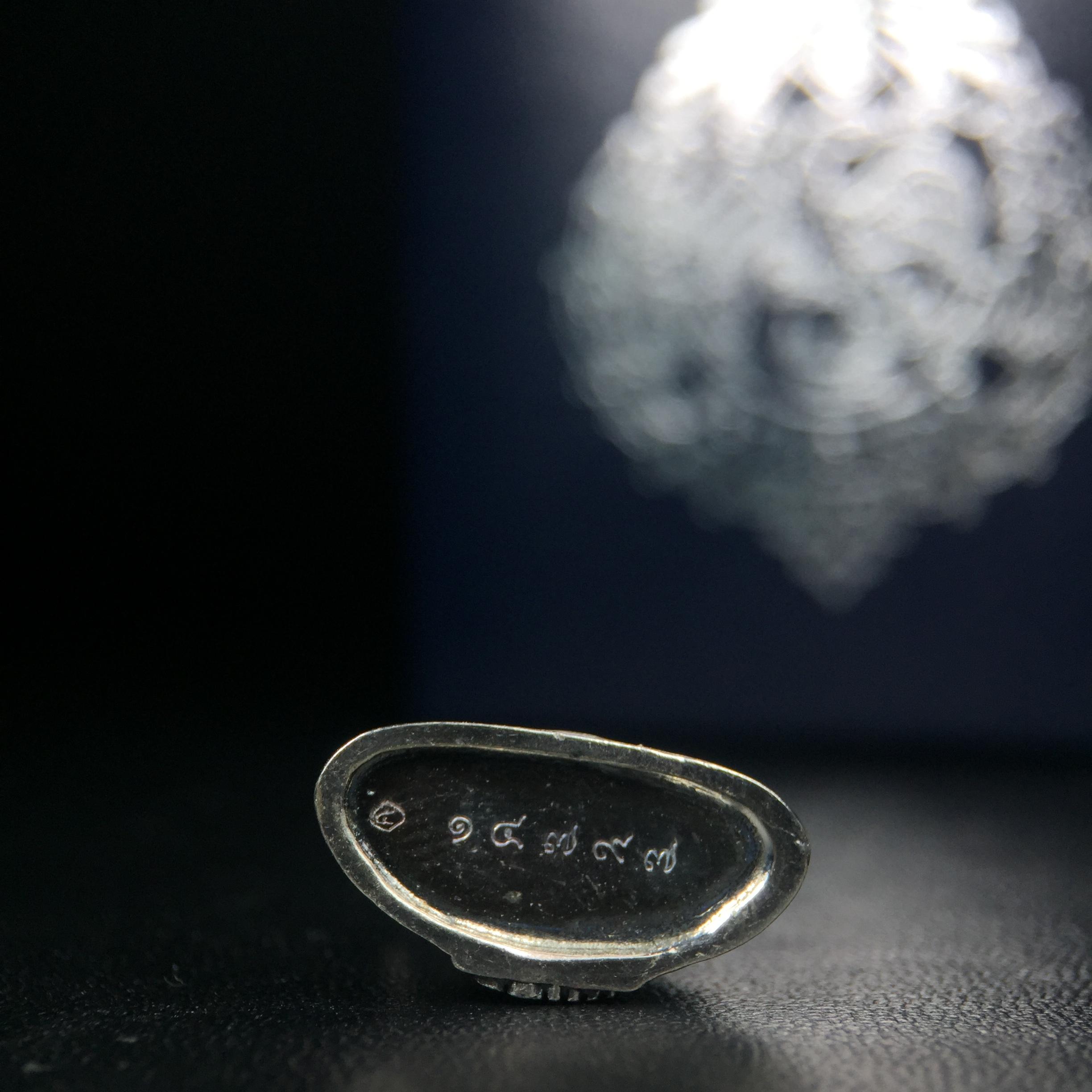 พระแก้วมรกต กรมสรรพสามิตจัดสร้างขึ้นเนื่องในโอกาสครบรอบ 64 ปีของกรมสรรพสามิต และเนื่องในวโรกาสที่พระบาทสมเด็จพระเจ้าอยู่หัวทรงครองราชย์ครบ 50 ปีในปีกาญจนาภิเษก เมื่อ พ.ศ.2539 เนื้อเงินรมดำขัดเงาพร้อมกล่องบรรจุเดิม