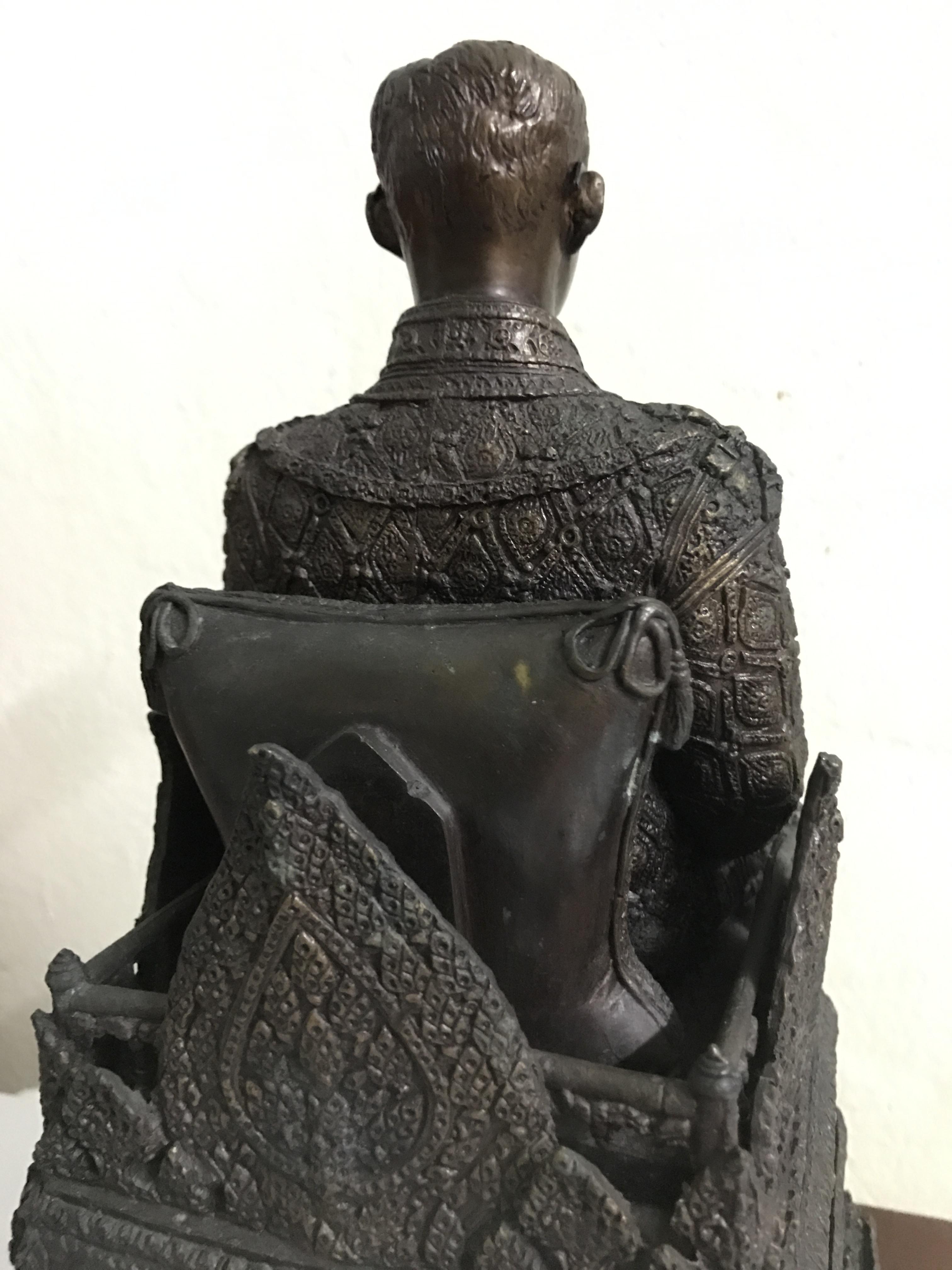 พระบรมรูปพระบาทสมเด็จพระเจ้าอยู่หัวรัชกาลที่9(นั่งบัลลังก์) กระทรวงมหาดไทยจัดสร้าง ปี2539