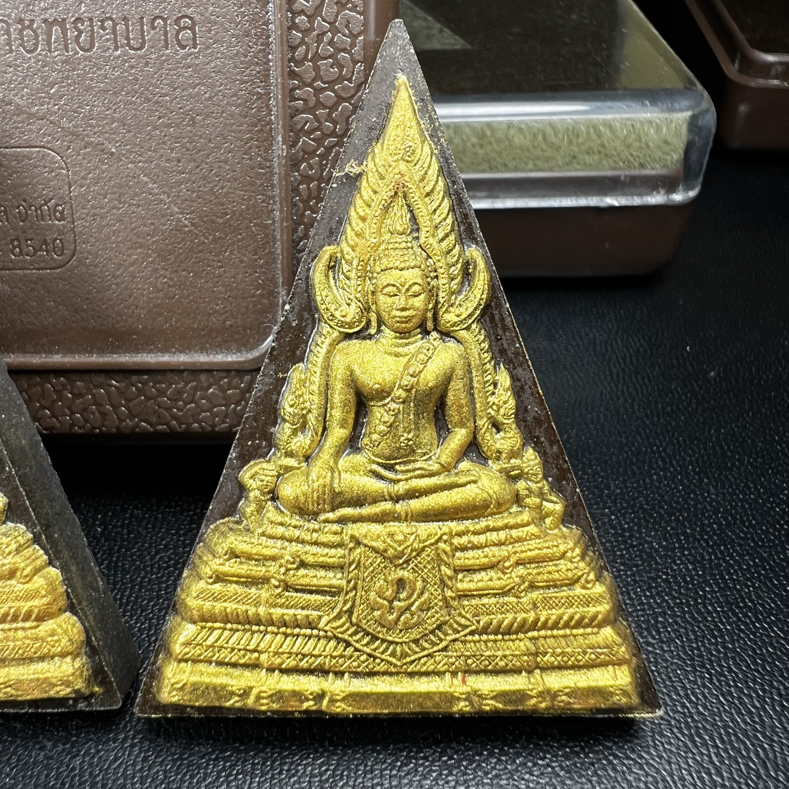 พระพุทธชินราช ภปร. โครงการ "เพราะแผ่นดินนี้ คือ แผ่นดินเกิด" ปี 2548(รุ่นแรก) พระผงหลัง ภ.ป.ร. (ทองคำ(หนัก 1.1 กรัม)+เงิน+ทองแดง(ครบชุดรวม 3 องค์) (พระราชทานเส้นพระเจ้า (เส้นผม)และมวลสารจิตรลดา)