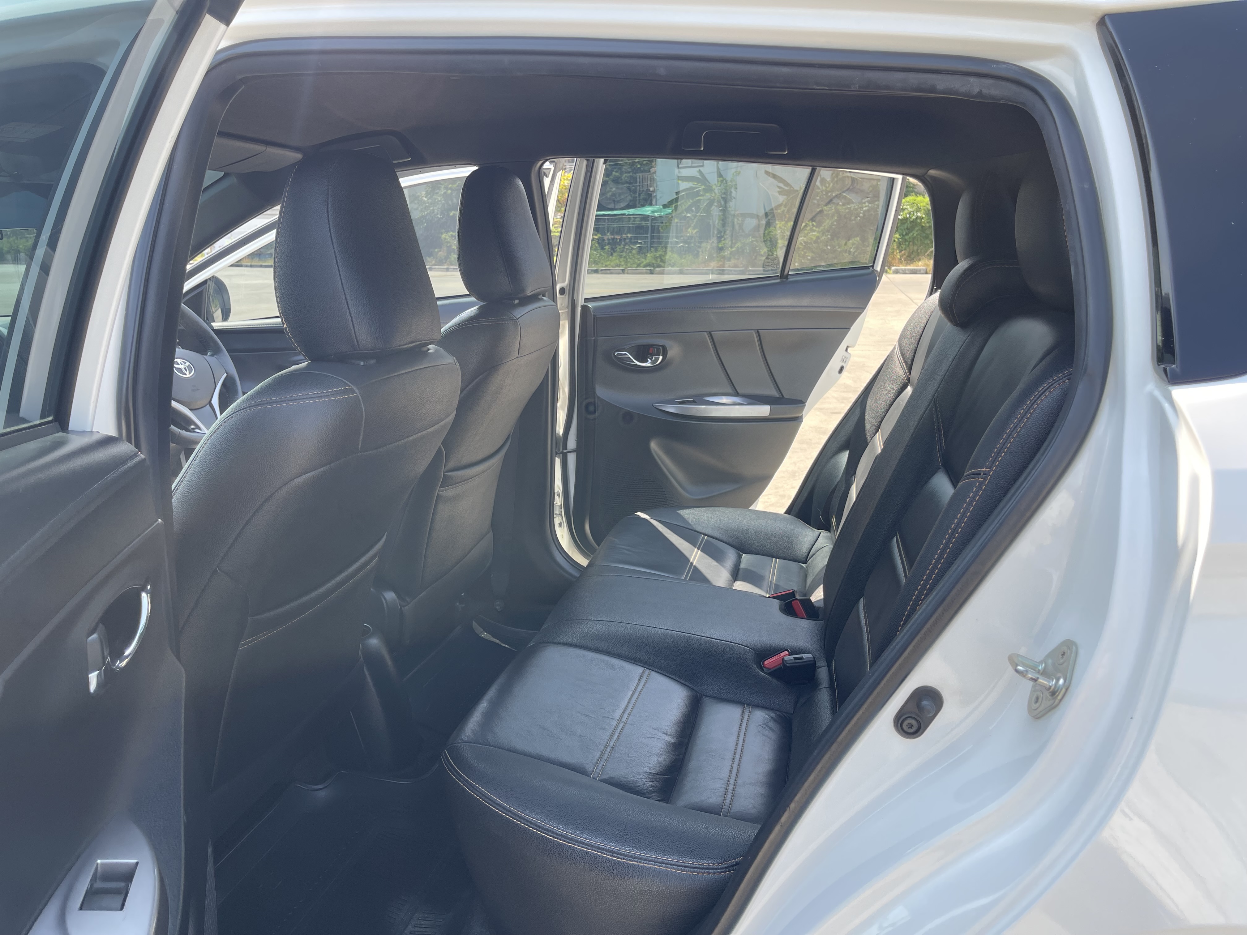 Toyota Yaris 1.2 G At 2015 ขาว