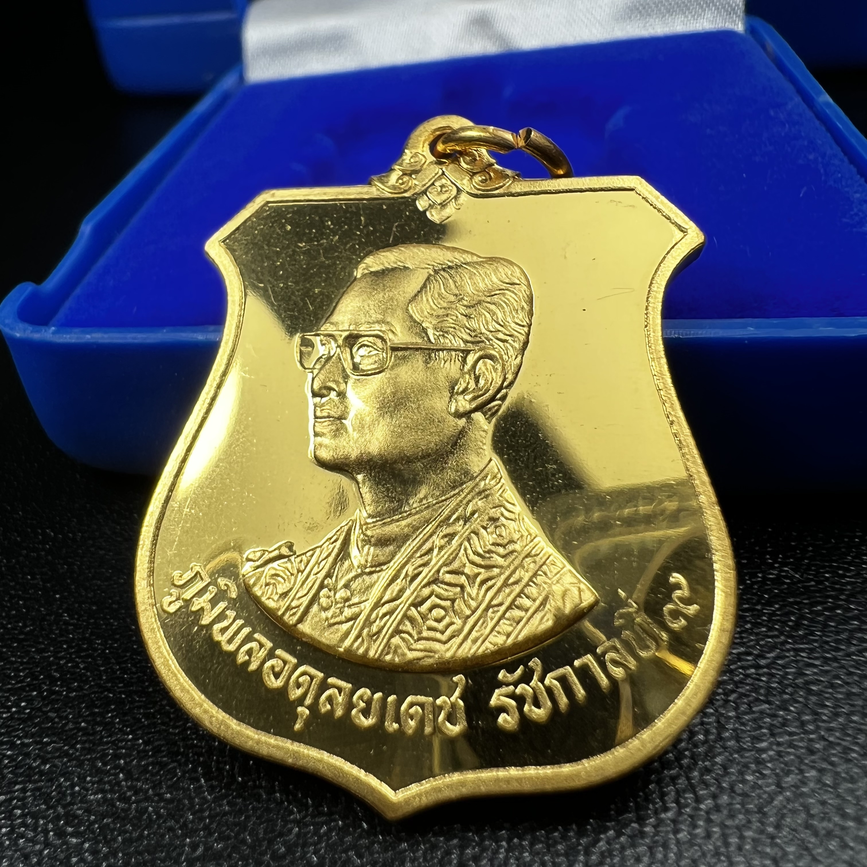 เหรียญมิ่งมหามงคล เฉลิมพระชนมพรรษา 6 รอบ72 พรรษา ในหลวงรัชกาลที่9 ปี 2542 เนื้อทองทิพย์ สภาพคัดสวยดุจทองคำซีนซองเดิมพร้อมกล่องบรรจุเดิม