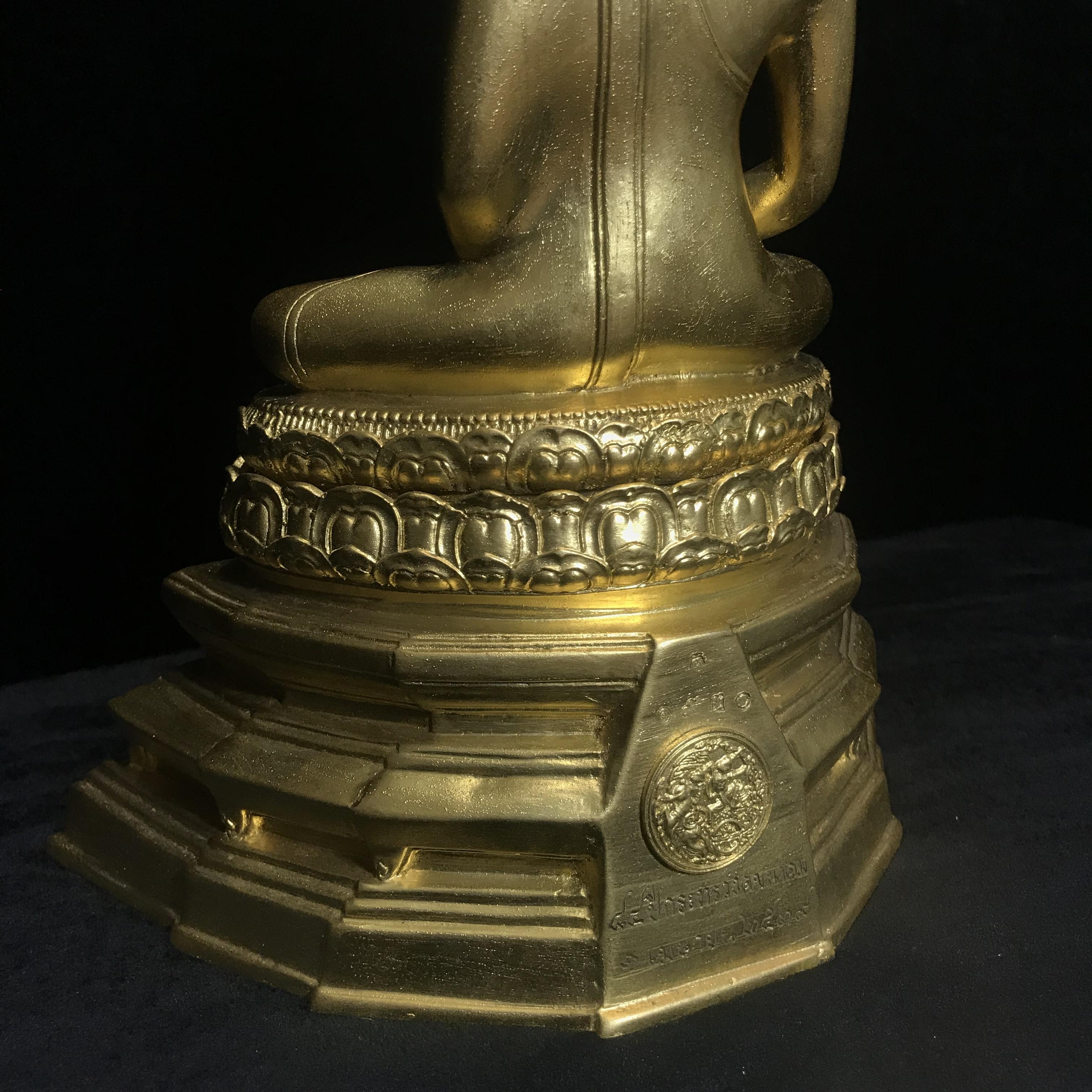 พระพุทธคมนาคมบพิธ (พระพุทธสิหิงค์จำลอง)(พระพุทธรูปประจำกระทรวงคมนาคม) ตรา ภปร. ครบรอบ 84 ปี กระทรวงคมนาคม พ.ศ.2539 เนื้อลำอู่แดงลงรักปิดทอง หน้าตัก 5 นิ้ว ปลุกเสก ณ วัดพระแก้ว พิธีใหญ่(1 ใน 3000 องค์)หายาก