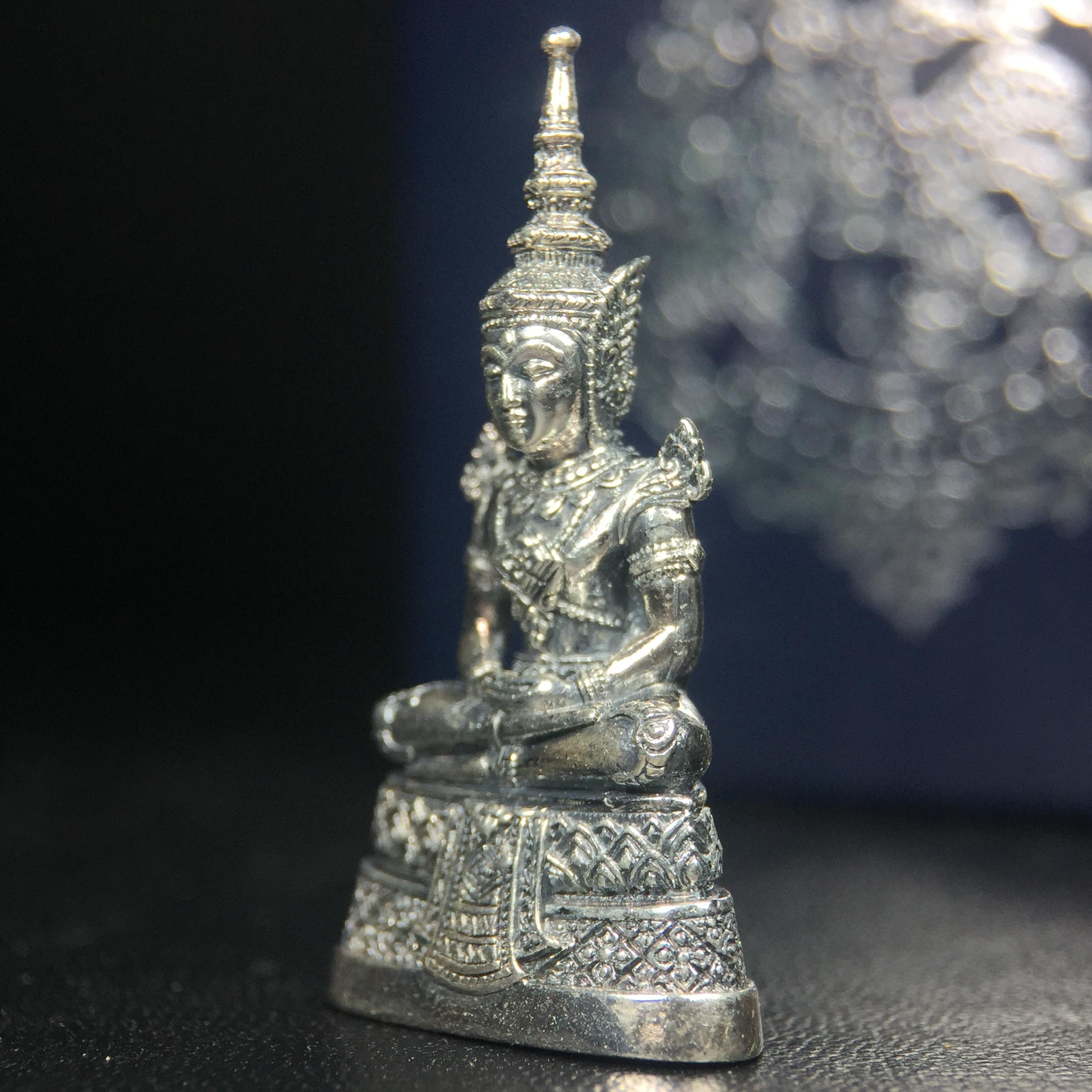 พระแก้วมรกต กรมสรรพสามิตจัดสร้างขึ้นเนื่องในโอกาสครบรอบ 64 ปีของกรมสรรพสามิต และเนื่องในวโรกาสที่พระบาทสมเด็จพระเจ้าอยู่หัวทรงครองราชย์ครบ 50 ปีในปีกาญจนาภิเษก เมื่อ พ.ศ.2539 เนื้อเงินรมดำขัดเงาพร้อมกล่องบรรจุเดิม