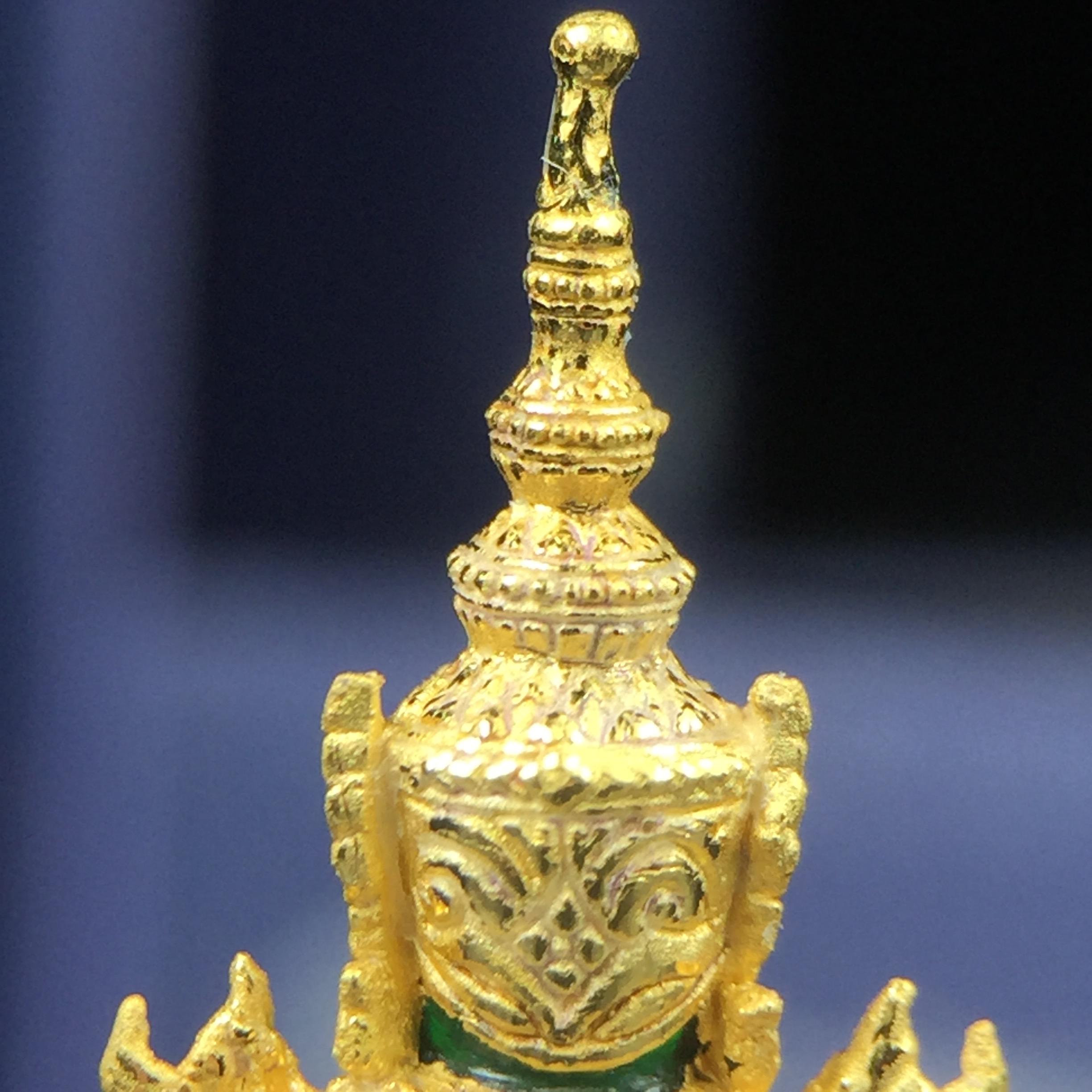 พระแก้วมรกต ภปร. จัดสร้างโดย รพ.ภูมิพลฯ ปี2547 ลอยองค์ขนาดหน้าตัก 1/2 นิ้ว เนื้อเรซิ่นหุ้มทองคำ99.99 งดงามทรงคุณค่าอีกหนึ่งรุ่นยอดนิยม หายาก