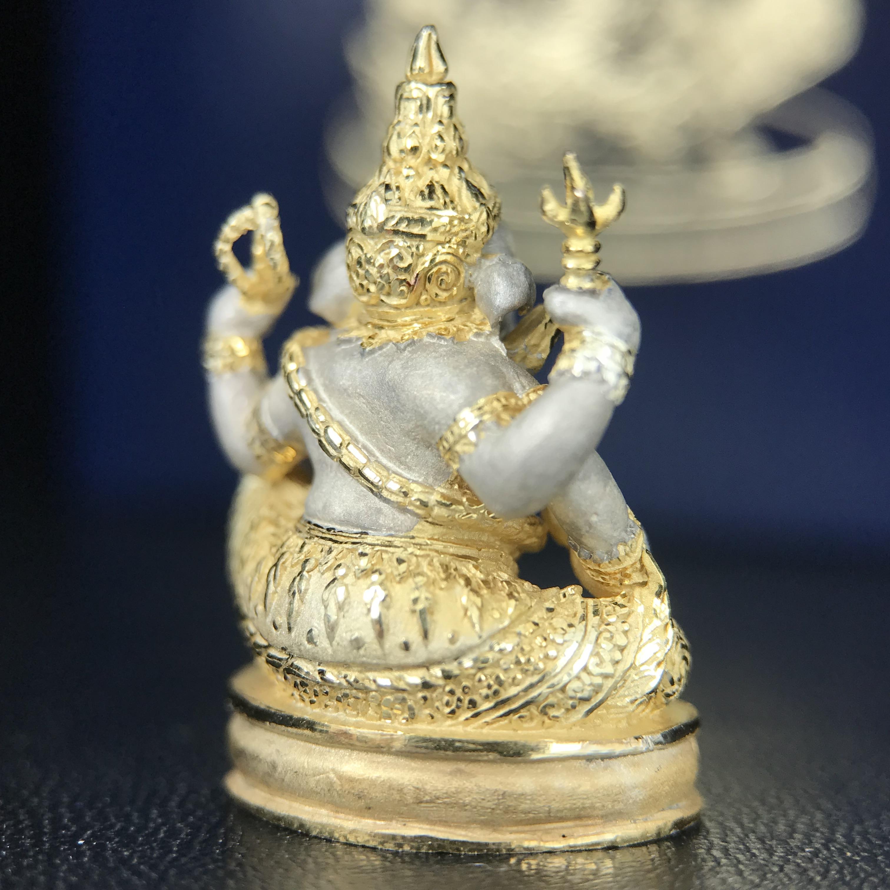 พระพิฆเนศ เทวสถานโบสถ์พราหมณ์ ปี 2539 รูปหล่อลอยองค์พระพิฆเณศวร เนื้อเงินสามกษัตริย์ ฝังพลอยน้ำเงิน(พ่นทรายขัดเงาบางส่วน) พิมพ์ใหญ่ขนาดประมาณ 1.8 * 2.5 ซม. ผลิตโดย บ.แพรนด้า จิวเวลรี่( พิธีใหญ่ พุทธศิลป์งดงาม)อีกหนึ่งรุ่นยอดนิยม (1 ใน 4999 องค์)หายาก