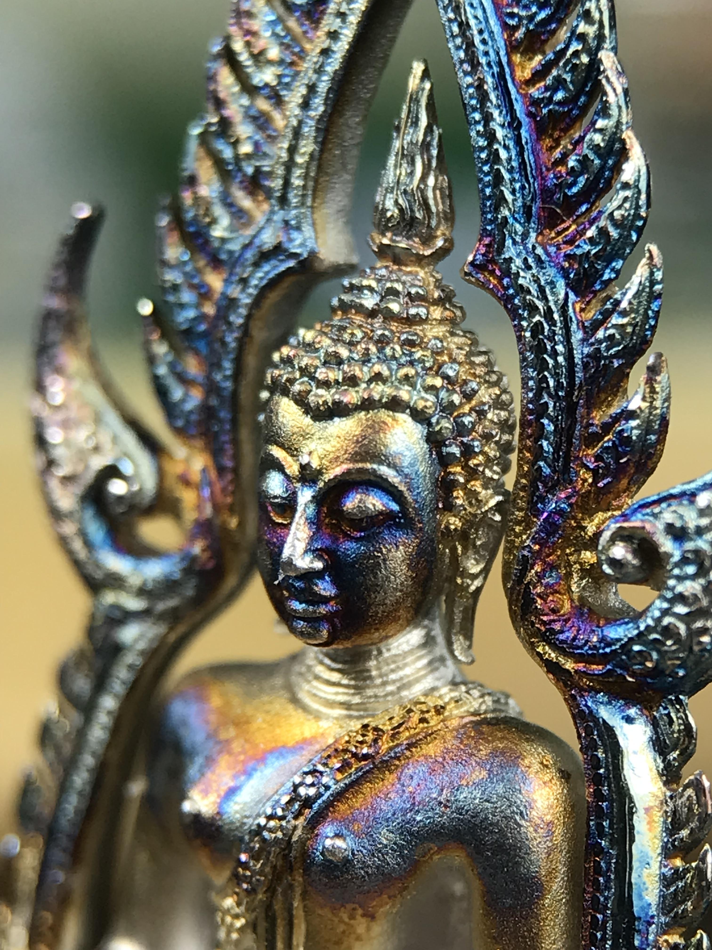 พระพุทธชินราช ภปร. 84 พรรษา ปี 2554 พิมพ์กลางขนาดหน้าตัก 1/2 นิ้ว(สูง 3.8 ซม.) เนื้อเงินชุบทองคำขาว(สภาพผิวเดิมสวย ขึ้นสีรุ้งธรรมชาติ แบบนิยม สวยมาก) (พระราชทานมวลสาร จิตรลดาและเส้นพระเจ้า(เส้นผม)รัชกาลที่9)พุทธศิลป์ทรงคุณค่าอีกหนึ่งรุ่นยอดนิยม