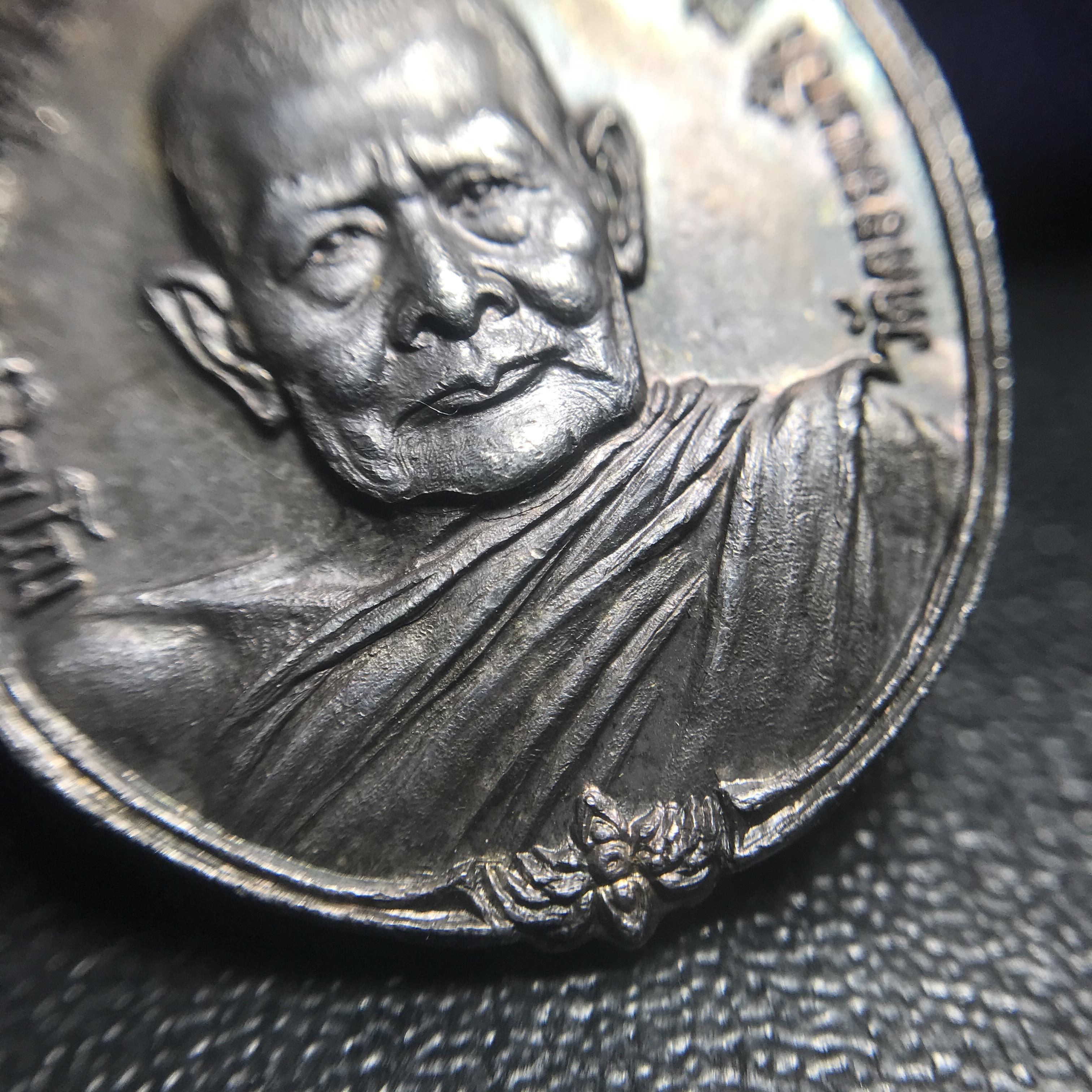 หลวงปู่แหวน วัดดอยแม่ปั๋ง รุ่นสร้างตึกโรงพยาบาล ปี 2521 หลัง ภปร.(ใหญ่) เนื้อเงิน(บล็อกนิยม)(คัดสวยสภาพผิวเดิม)กล่องเดิมครบสมบูรณ์(หายาก)