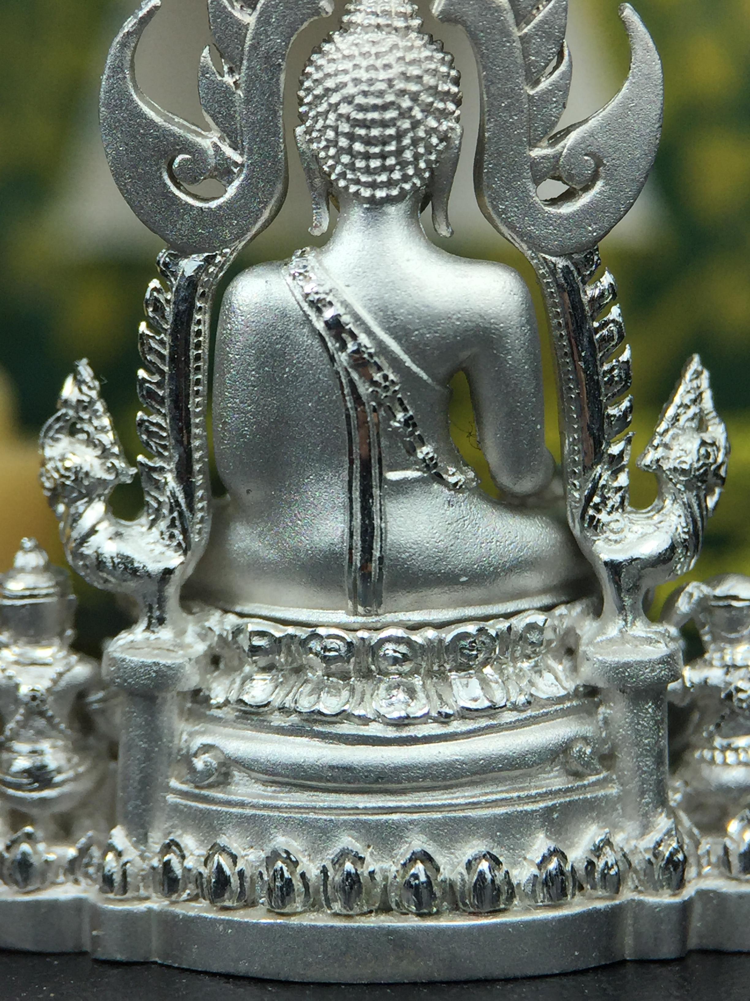 พระพุทธชินราช(จำลอง) ภปร. 84 พรรษา ปี 2554 เนื้อเงินชุบทองคำขาว พิมพ์กลางขนาดหน้าตัก 1/2 นิ้ว(พระราชทานมวลสาร จิตรลดาและเส้นพระเจ้า(เส้นผม)รัชกาลที่9)พุทธศิลป์ทรงคุณค่าอีกหนึ่งรุ่นยอดนิยม