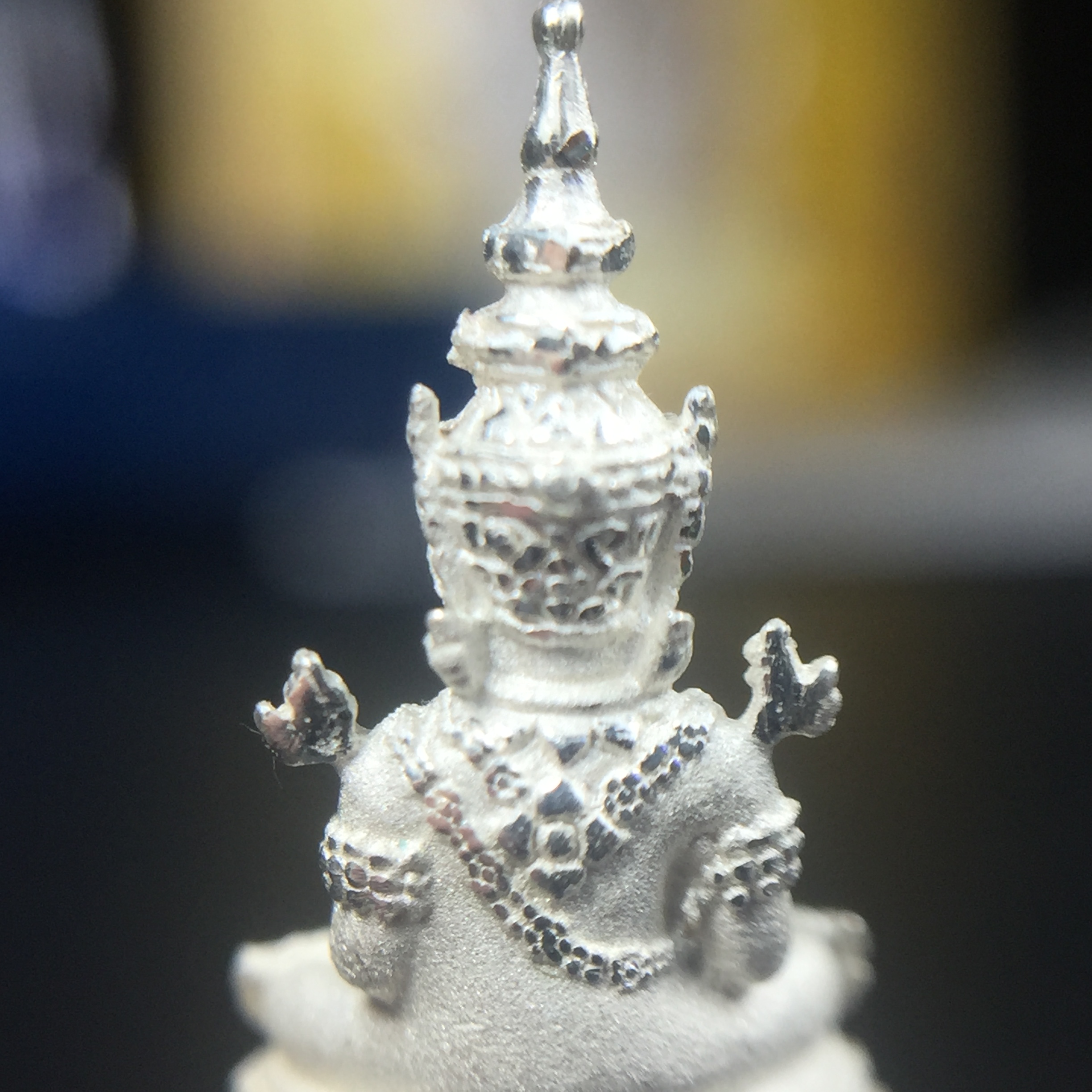 พระแก้วมรกต(จำลอง)ลอยองค์ ขนาดหน้าตัก 1/4 นิ้ว ทรงเครื่องฤดูร้อน เนื้อเงิน ตราสัญลักษณ์ฉลองสิริราชสมบัติครบ 60 ปี พ.ศ.2549