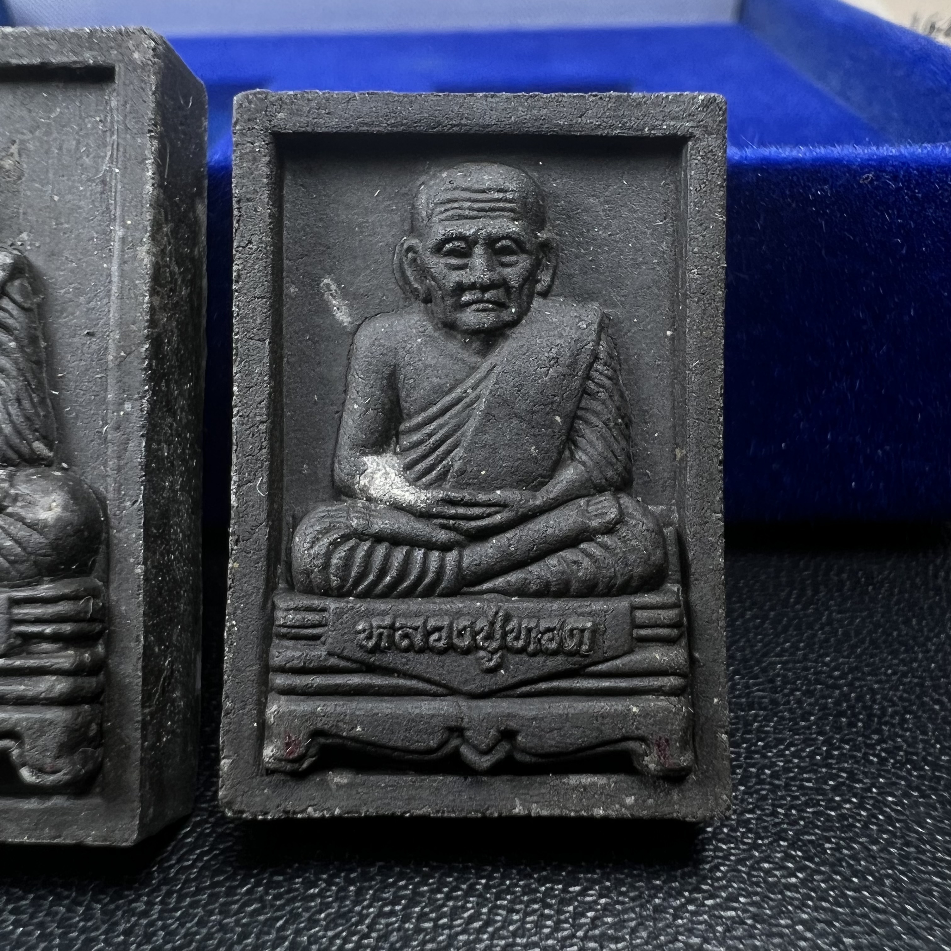 พระหลวงปู่ทวด ภปร. ปี 2547 พิมพ์สี่เหลี่ยมใหญ่-เล็ก(2องค์)เนื้อว่านดำหลัง ภปร. เงิน(หายาก1ใน1999ชุด)พิธีใหญ่ มวลสารดี ปลุกเสกวัดพระแก้ว