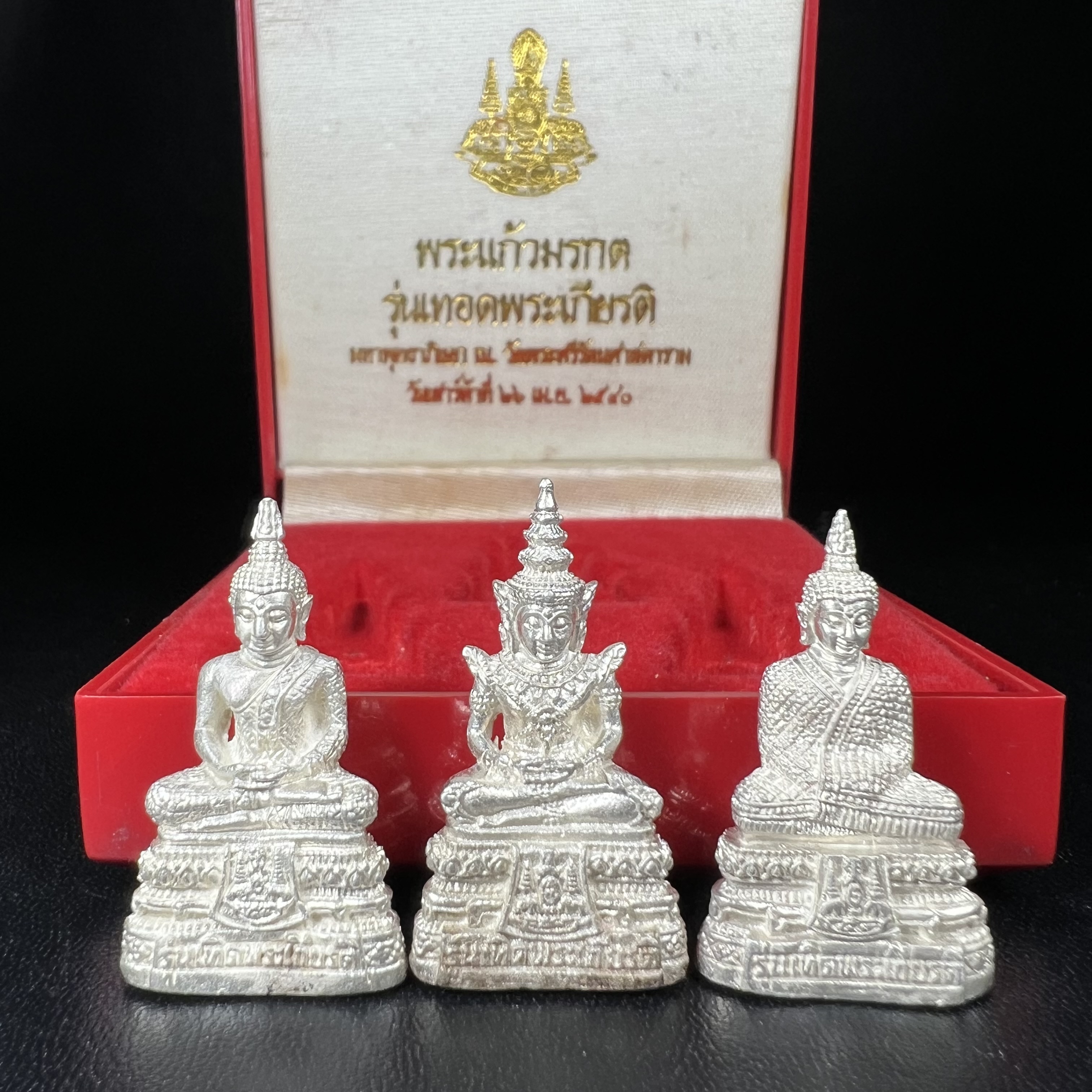 พระแก้วมรกต รุ่นเทิดพระเกียรติ พิธีมหาพุทธาภิเษก ณ.วัดพระศรีรัตนศาสดาราม(วัดพระแก้ว) วันเสาร์ที่ 26 เม .ย. 2540 (พิธีใหญ่เสาร์ห้า) ชุด 3 ฤดู (1 ชุด 3 องค์)เนื้อเงินครบชุดพร้อมกล่องบรรจุเดิม***เนื้อเงินหายากพบเจอน้อย***(หลวงพ่อ รวย เพิ่ม พูน ร่วมเสก)