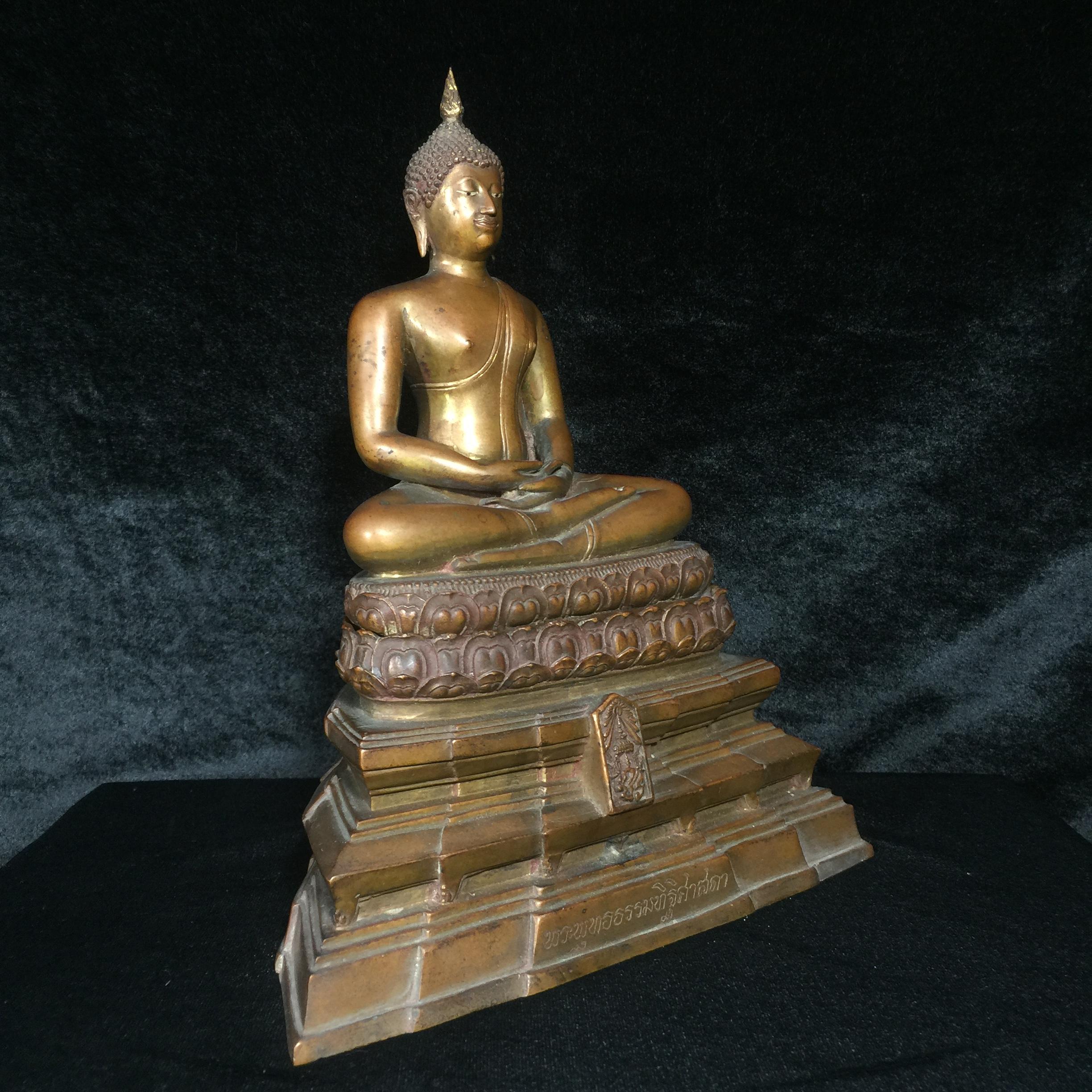 พระพุทธธรรมทิฐิศาสดา 50 ปี ธรรมศาสตร์ ปี 2527 หน้าตัก 5 นิ้ว 2 ถอด (ในหลวงรัชกาลที่9เสด็จในพิธีเททอง)(1ใน 1600 องค์)