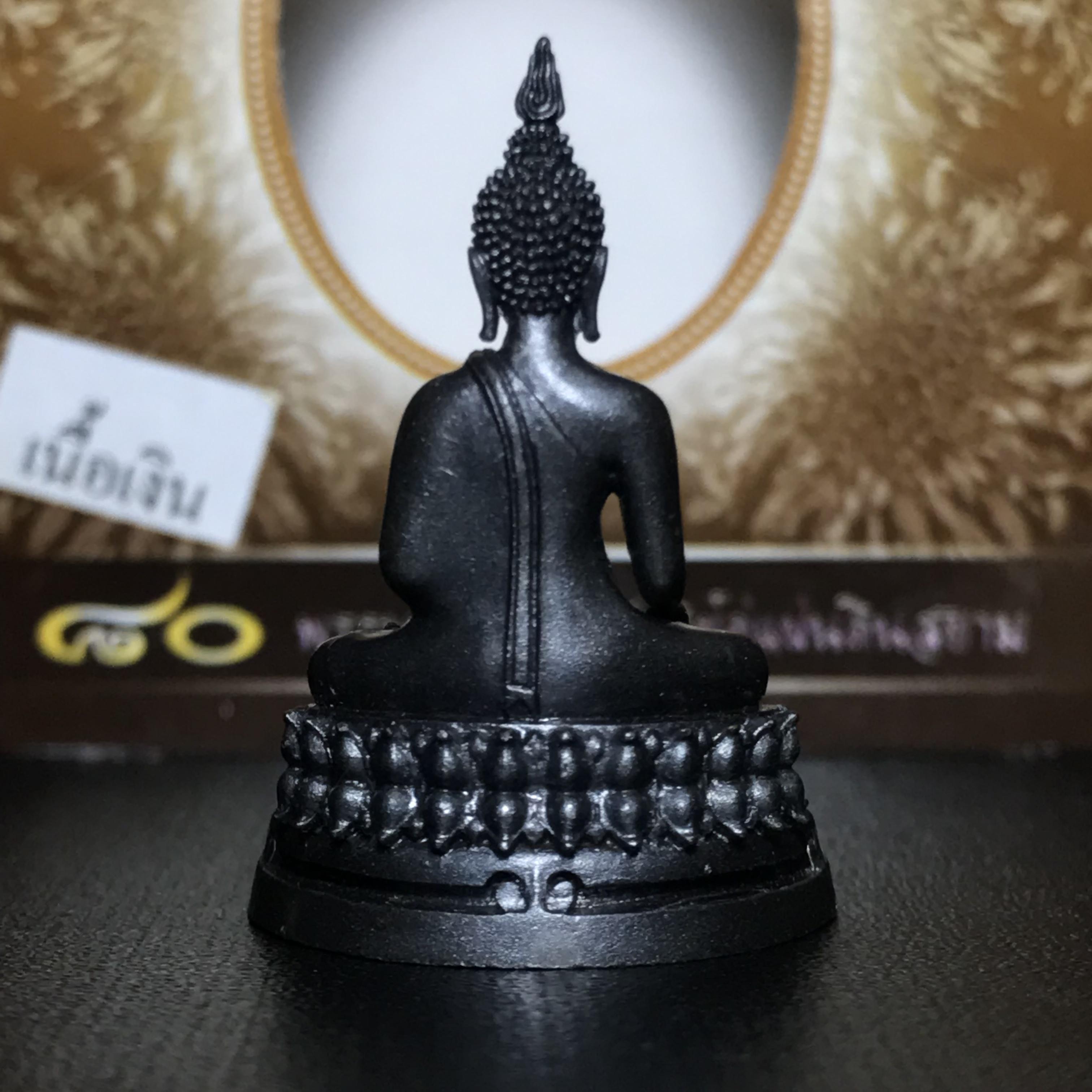 พระพุทธรูปคุ้มเกล้า ภปร. มหามงคล 80พรรษา “รุ่นเย็นศิระเพราะพระบริบาล 80พรรษา มหากษัตริย์คู่แผ่นดินสยาม” เนื้อเงินรมดำ พิมพ์ใหญ่ ขนาด 18*35 มม.