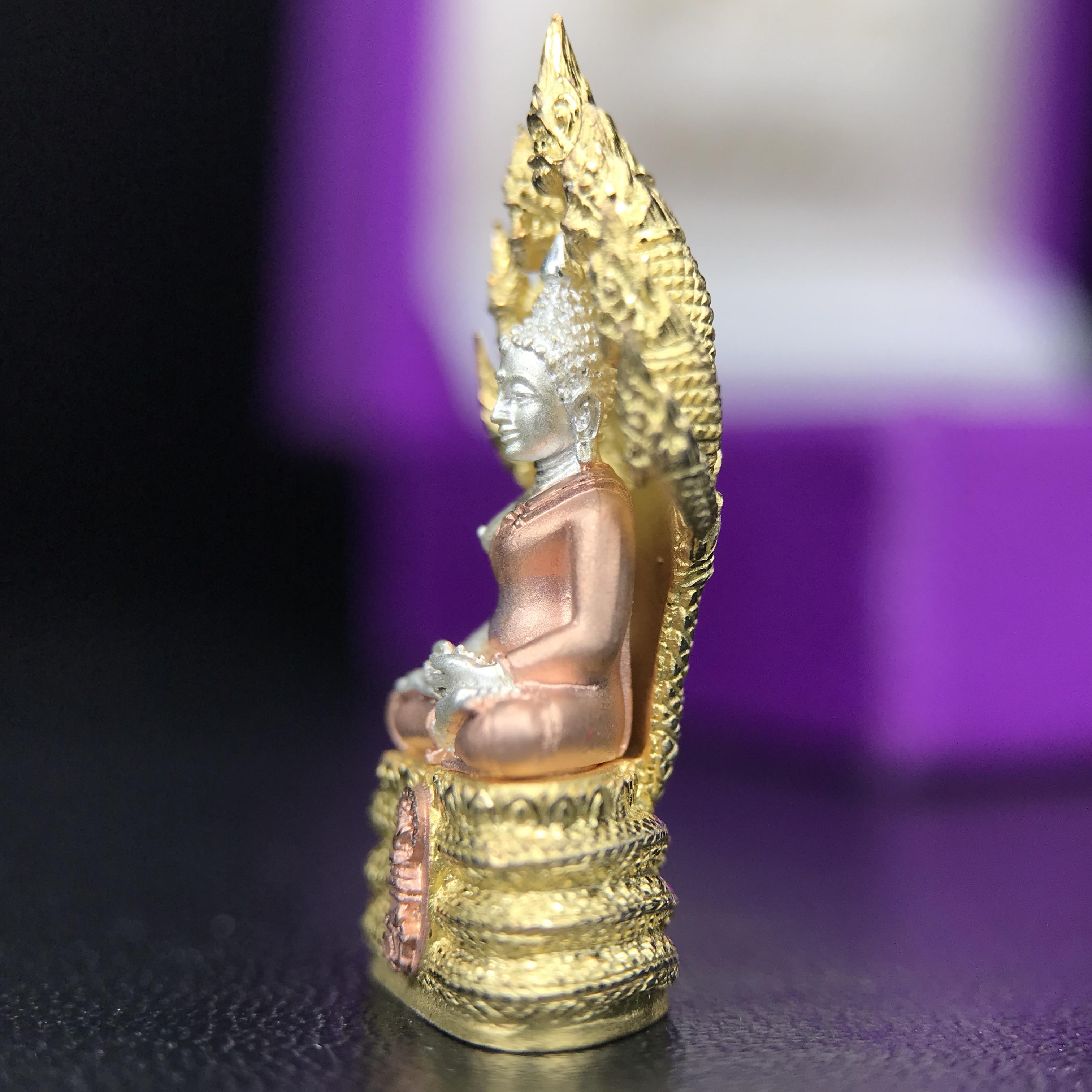 พระนาคปรก สธ. รุ่นสร้างพระอุโบสถเฉลิมพระเกียรติ 4 รอบ 84 พรรษา สมเด็จพระเทพรัตนราชสุดาฯ วัดบวรนิเวศวิหาร ปี 2543 พิมพ์เล็ก เนื้อเงินบริสุทธิ์ ชุบสามกษัตริย์แบบพ่นทรายขัดเงาบางส่วน(สภาพ สวย )พิธีใหญ่ พุทธศิลป์งดงาม หายาก (1 ใน 2999 องค์)