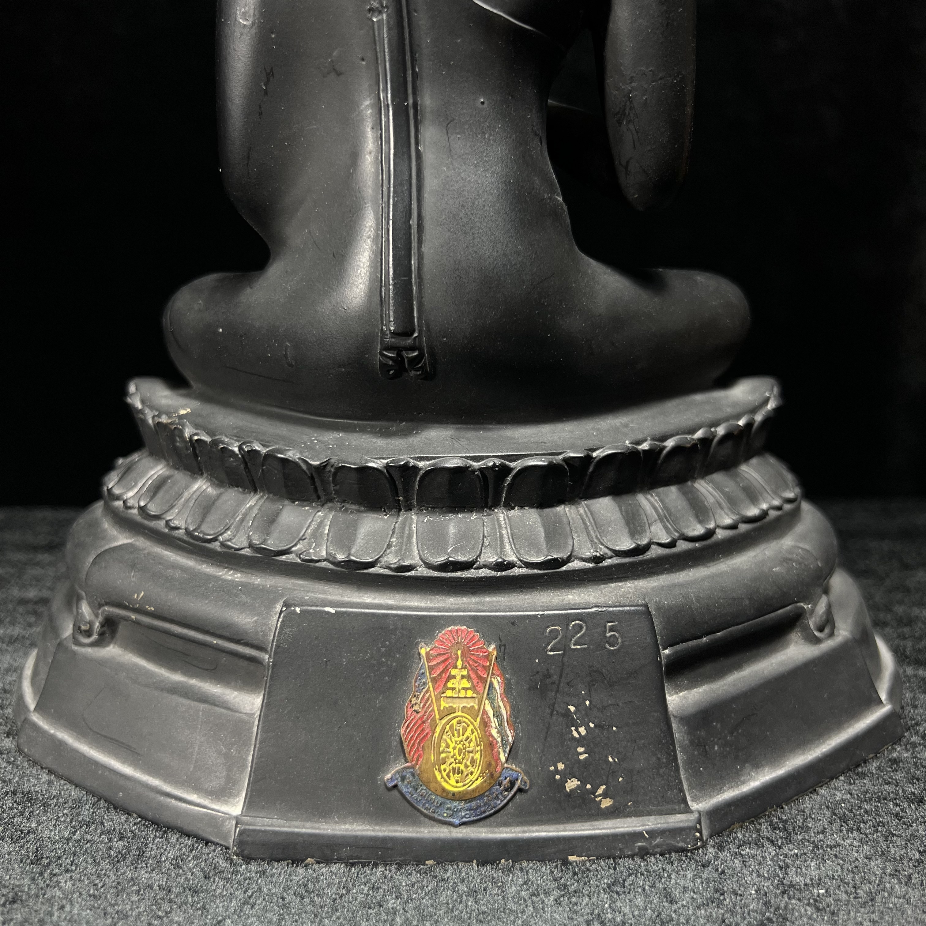 พระพุทธนรเทพศาสดา ทิพยนคราภิมงคลสถิต วัดไทยลอสแองเจลิส สหรัฐอเมริกา ฐาน ภปร. ปี 2522 หน้าตัก 5 นิ้ว เนื้อโลหะรมดำ (อีกหนึ่งพระพุทธ ชุด ภปร.ที่พบเจอและหายาก)ในหลวงรัชกาลที่ 9 เสด็จเททองหมายเลข 225(ผลรวมได้ 9 เลขมหามงคลเจริญก้าวหน้าในทุกด้าน) 1 ใน 2523 องค์