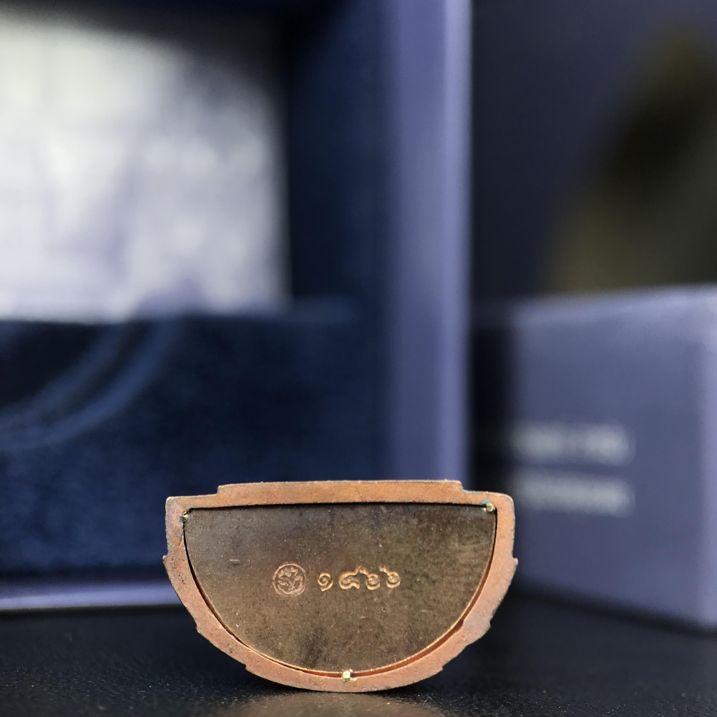 พระแก้วมรกต ภปร. ปี 2547 จัดสร้างโดยโรงพยาบาลภูมิพลอดุลยเดช เนื้อเงิน(3 กษัตริย์) ลอยองค์ หน้าตัก 1/2 นิ้ว สูง 3.7 ซม.พิธีมหามังคาภิเษก ณ พระอุโบสถวัดพระศรีรัตนศาสดาราม(วัดพระแก้ว) งดงามทรงคุณค่าอีกหนึ่งรุ่นยอดนิยม หายาก(องค์หมายเลข ๑๔๖๖)ผิวเดิมติดรุ้งสวย