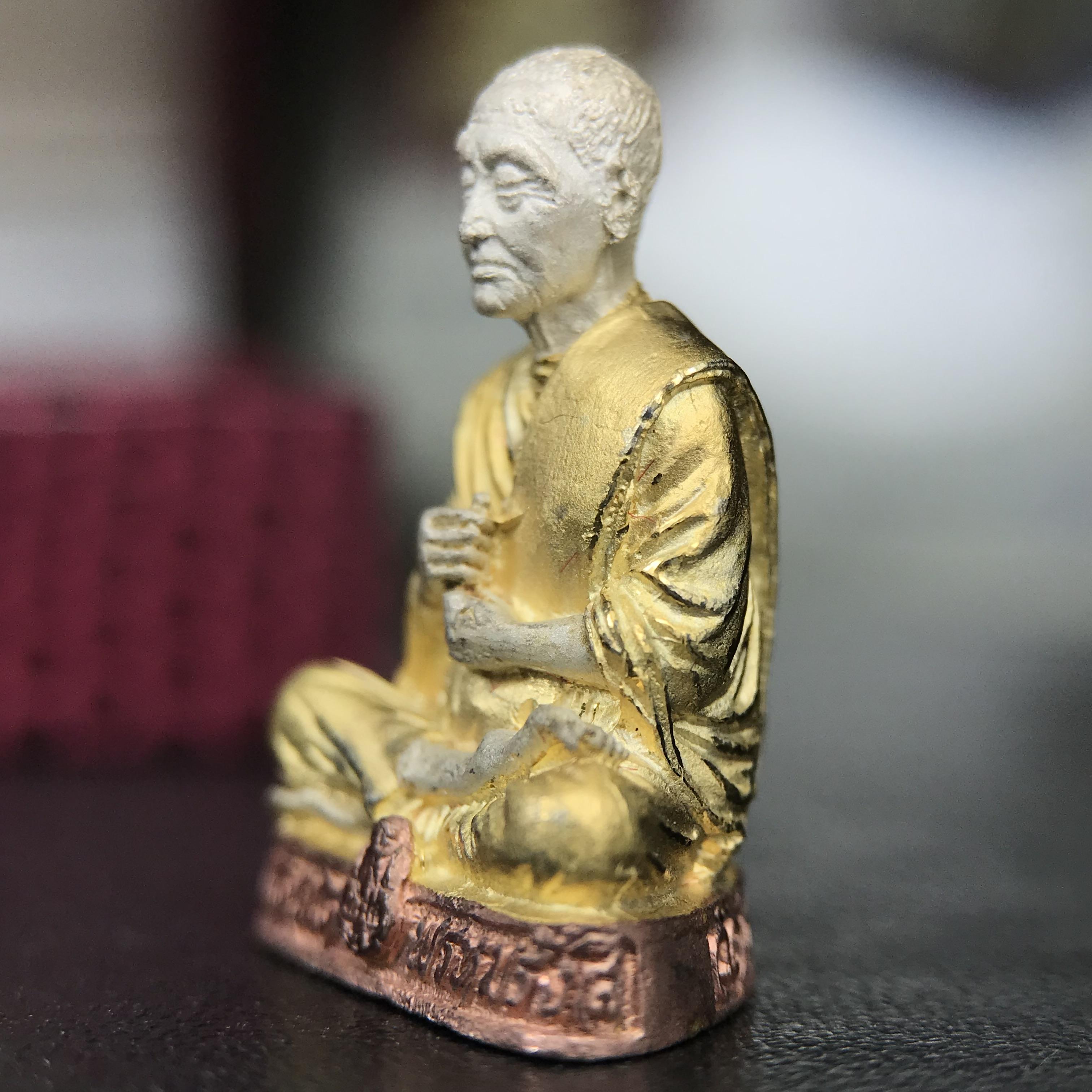 รูปเหมือนสมเด็จพระพุฒาจารย์ (โต พรหมรังสี)วัดใหม่อมตรส บางขุนพรหม ปี2540 รุ่นกาญจนาภิเษก จัดสร้างในวโรกาสที่รัชกาลที่ 9 ทรงครองสิริราชสมบัติ ครบ 50ปี ลอยองค์พิมพ์ใหญ่ เนื้อเงินบริสุทธิ์ 99.9% แบบชุบสามกษัตริย์ขัดเงาบางส่วน พร้อมกล่องบรรจุใบรับรองเดิมครบ