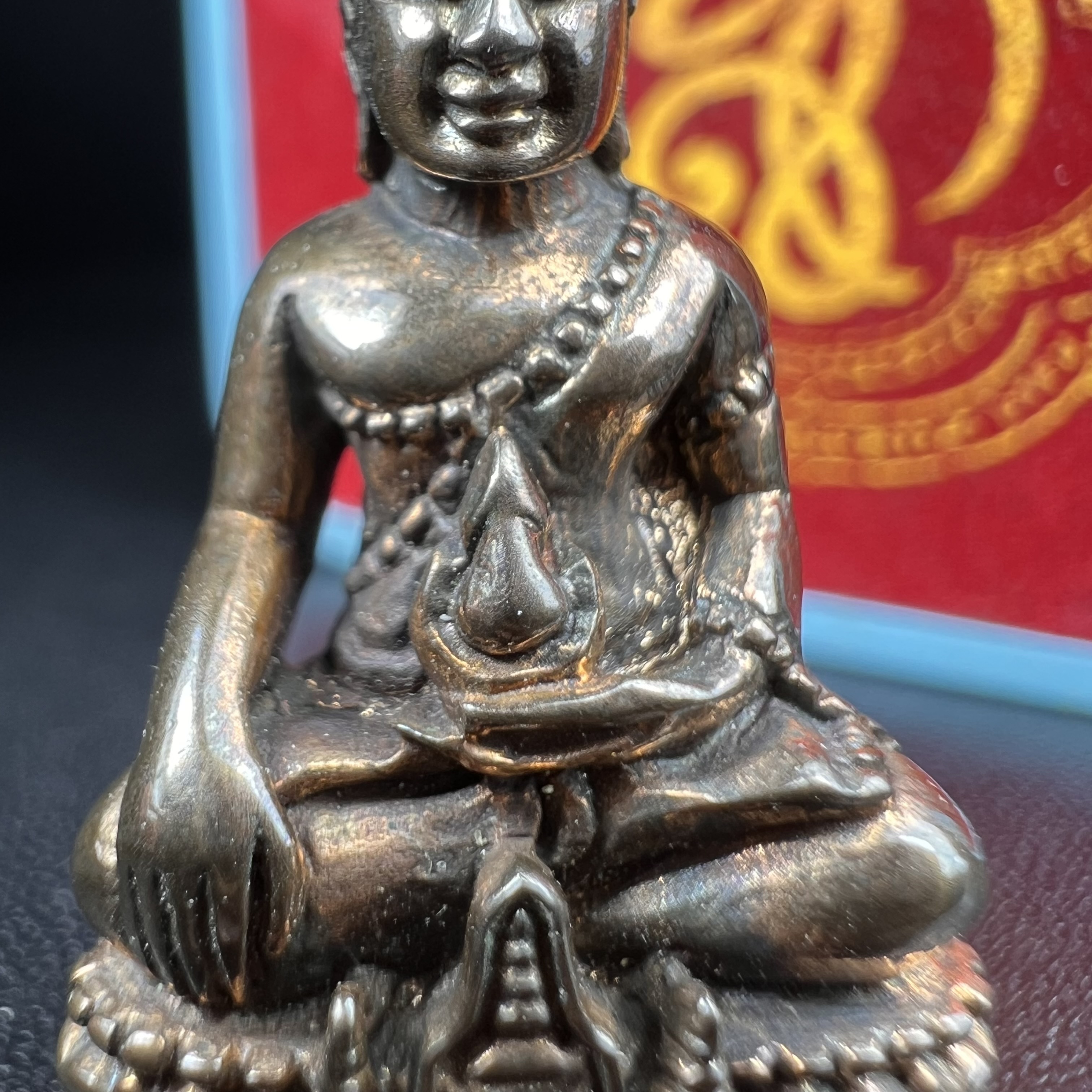 พระกริ่งสมเด็จนางพญาญาณนาวา พรหมวชิรญาณ โครงการพัฒนาพระอารามเฉลิมพระเกียรติ วัดยานนาวา ปี 2547เนื้อนวโลหะก้นเงิน องค์หมายเลข ๓๙๐ พร้อมกล่องบรรจุเดิมครบสมบูรณ์