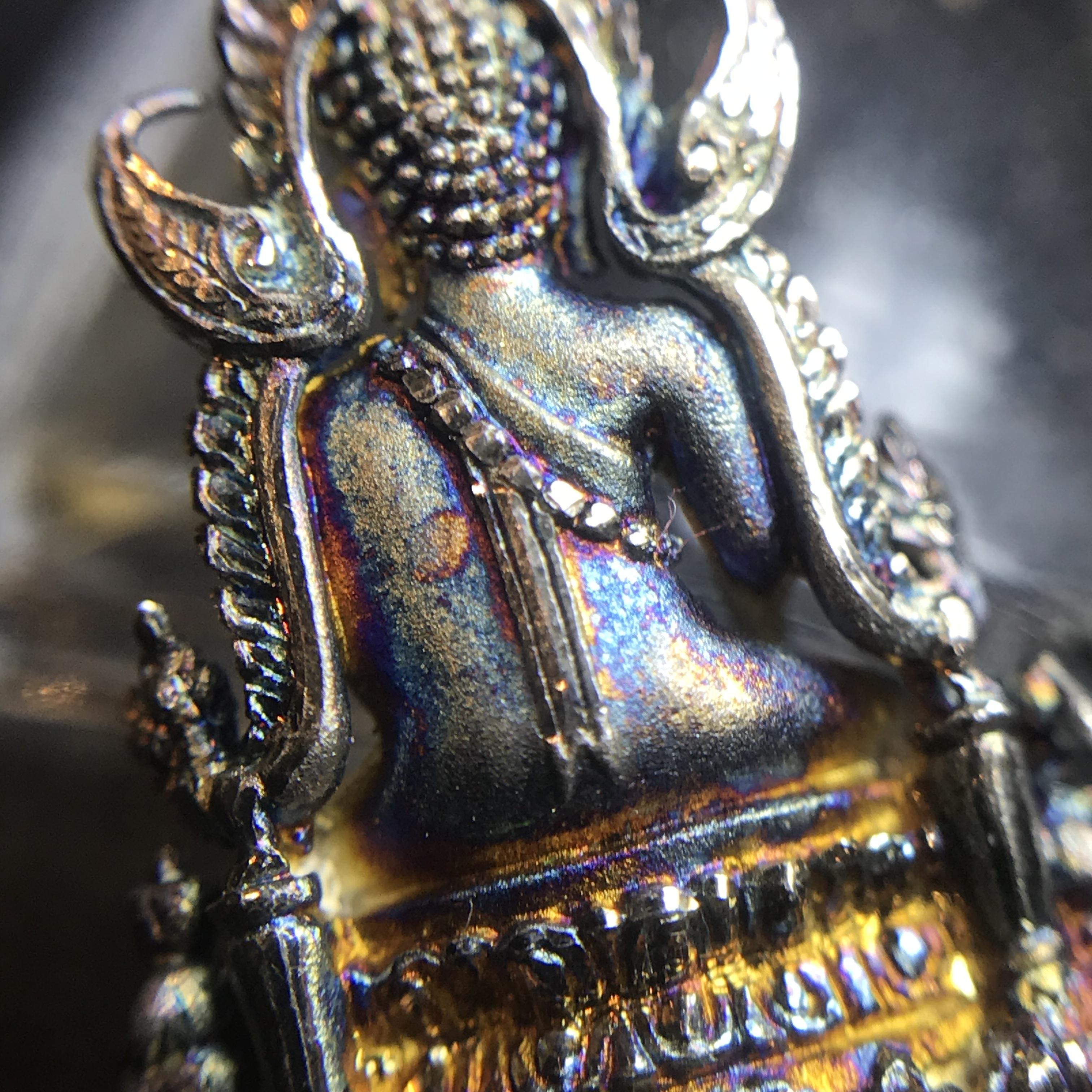 พระพุทธชินราช(จำลอง) ภปร 84 พรรษา เนื้อเงินชุบทองคำขาว พิมพ์เล็กขนาดหน้าตัก 1/4 นิ้ว สภาพผิวเดิมขึ้นผิวรุ้งสวยงาม