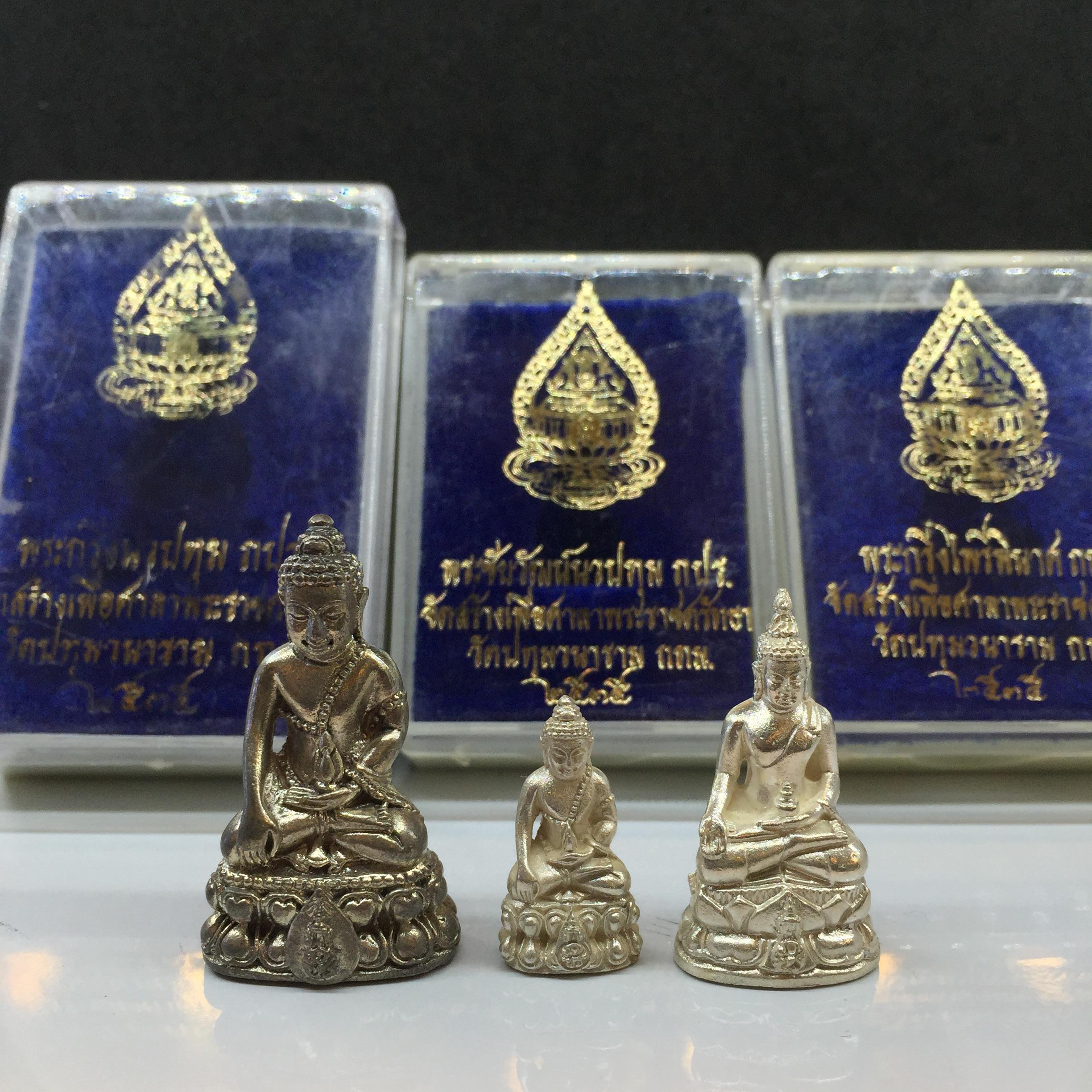 พระกริ่ง+พระชัยวัฒน์+กริ่งไพรีพินาส ภปร วัดปทุมวนาราม ปี2535 เนื้อเงิน