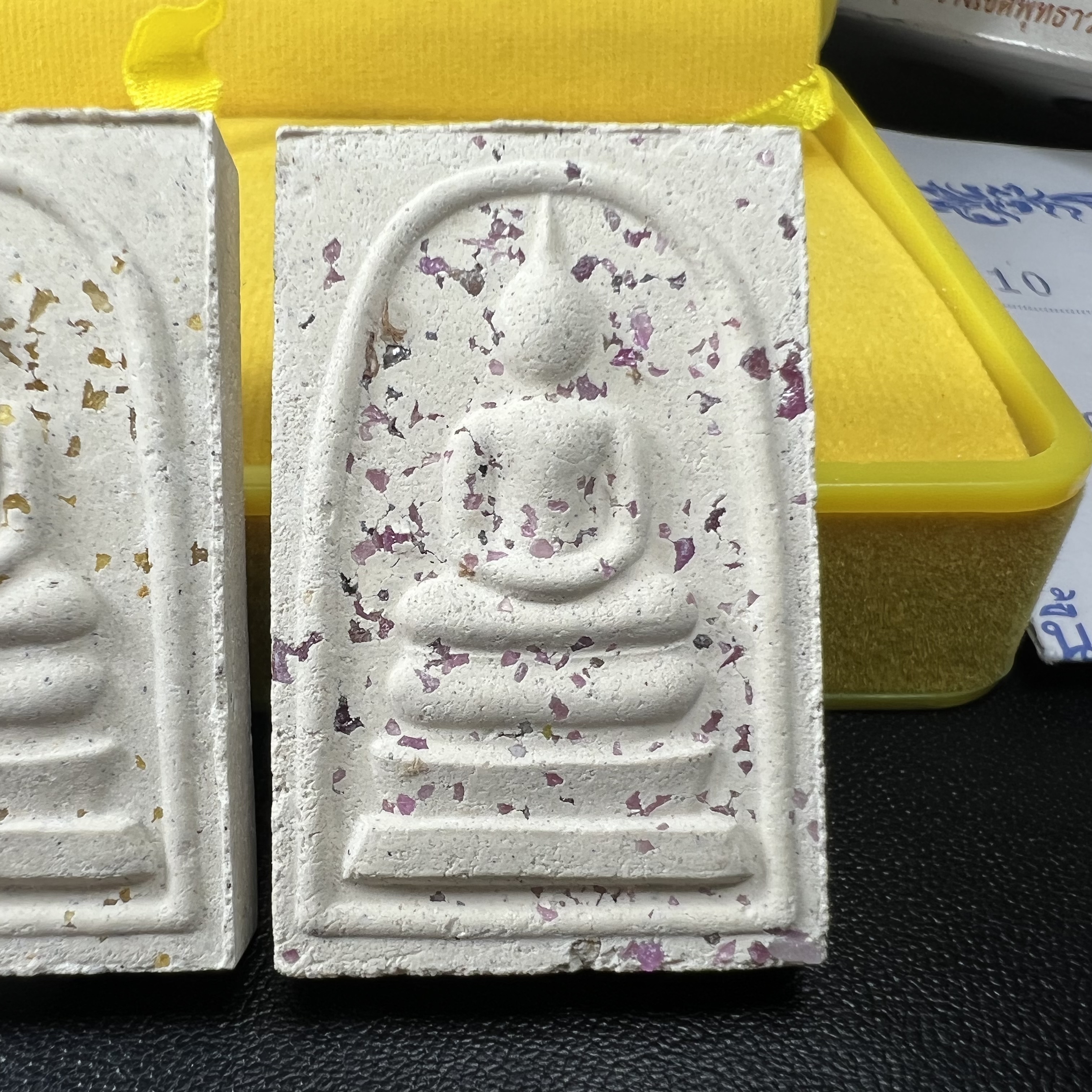 พระสมเด็จพิมพ์ใหญ่ เฉลิมพระเกียรติ พร้อมทั้งอัญเชิญตราสัญลักษณ์ฉลองครองราชย์ครบ 60 ปี เนื้อเงิน 99.9%(ผิวเดิมขึ้นสีรุ้งธรรมชาติ สวย) ประดิษฐานด้านหลังองค์พระ ครบชุด 3 องค์(พระผงพุทธคุณผสมบุษราคัม ไพลิน ทับทิม)