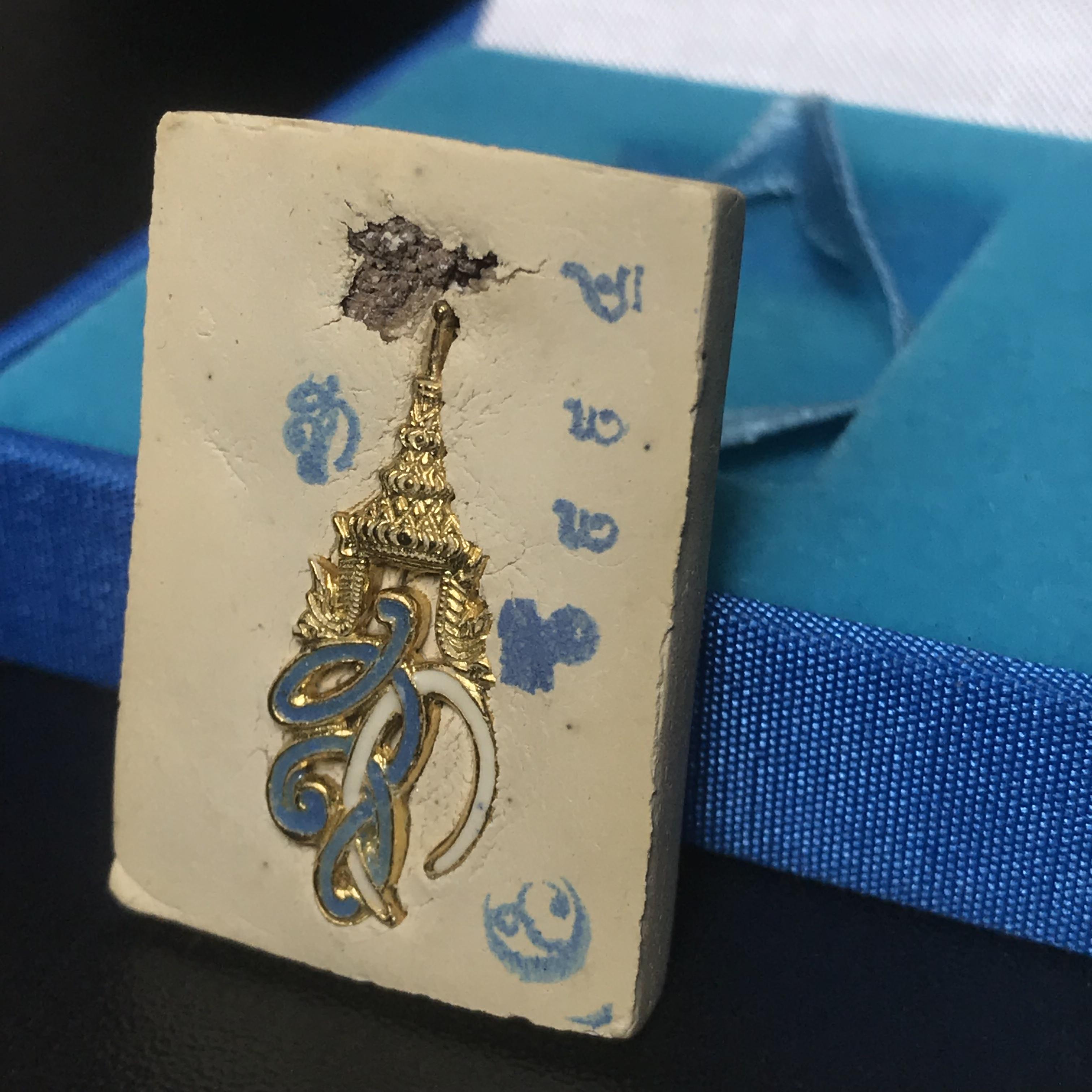 หลวงพ่อทวด รุ่น สก. วัดห้วยมงคล พิมพ์สี่เหลี่ยมใหญ่ หลังฝังชิ้นเนื้อบางขุนพรม กรรมการสามโค๊ต(ตอกเลข) เนื้อขาวผสมผงเก่าบางขุนพรหม รุ่น2(1ใน 999องค์)