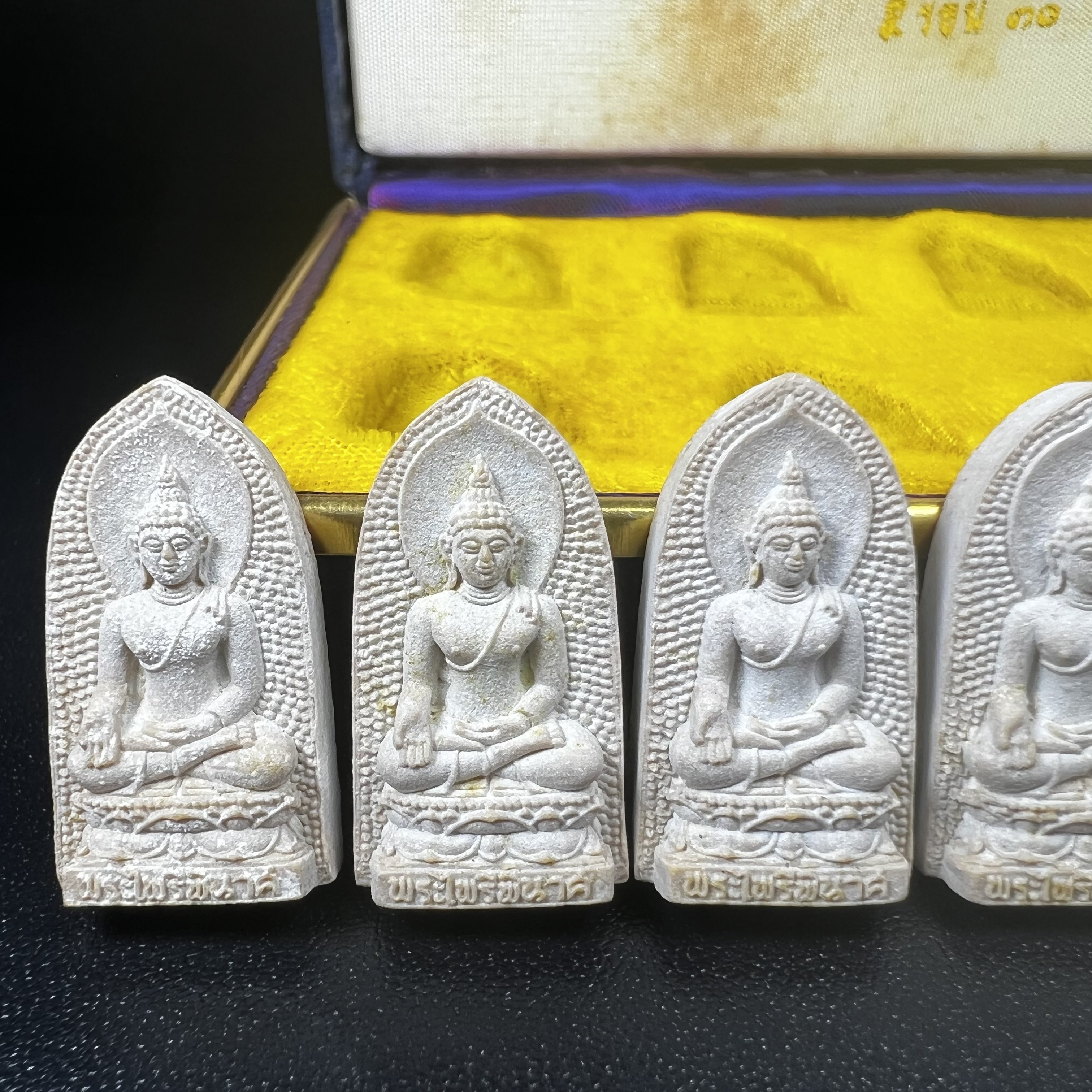 พระไพรีพินาศ ภปร. ครบ 5 รอบ ในหลวงรัชกาลที่ 9 ปี 2530(เนื้อผงพิมพ์ใหญ่) ชุดกรรมการ บรรจุจำนวน 10 องค์ ในกล่อง ตราสัญลักษณ์ ภปร.(ในหลวงรัชกาลที่9เสด็จในพิธีเจิมพระสุหร่าย)พระดี พิธีใหญ่ ประกอบพิธีพุทธาภิเษกพร้อมกับพิธีพระกริ่งปวเรศ ปี2530 วัดบวรนิเวศวิหาร