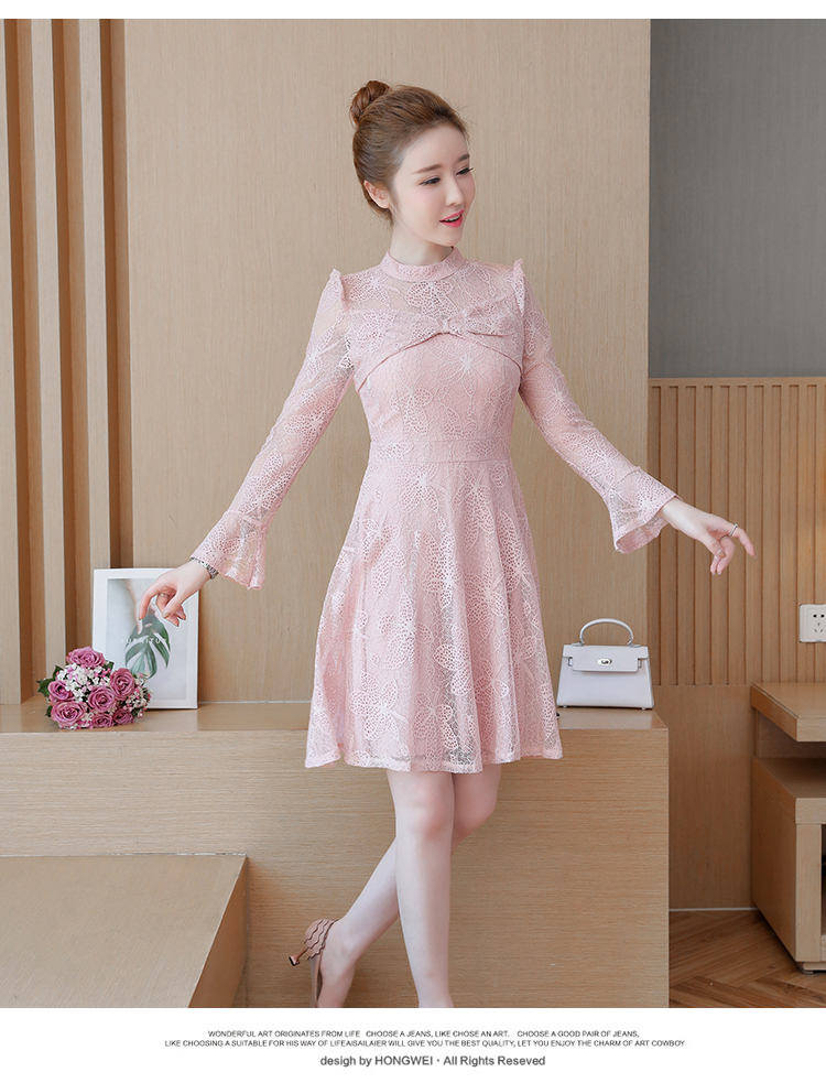 ชุดเดรสสั้นผ้าลูกไม้สีชมพู คอสูง แขนยาว หน้าอกจับจีบโบว์ กระโปรงทรงเอ สวยดูดี