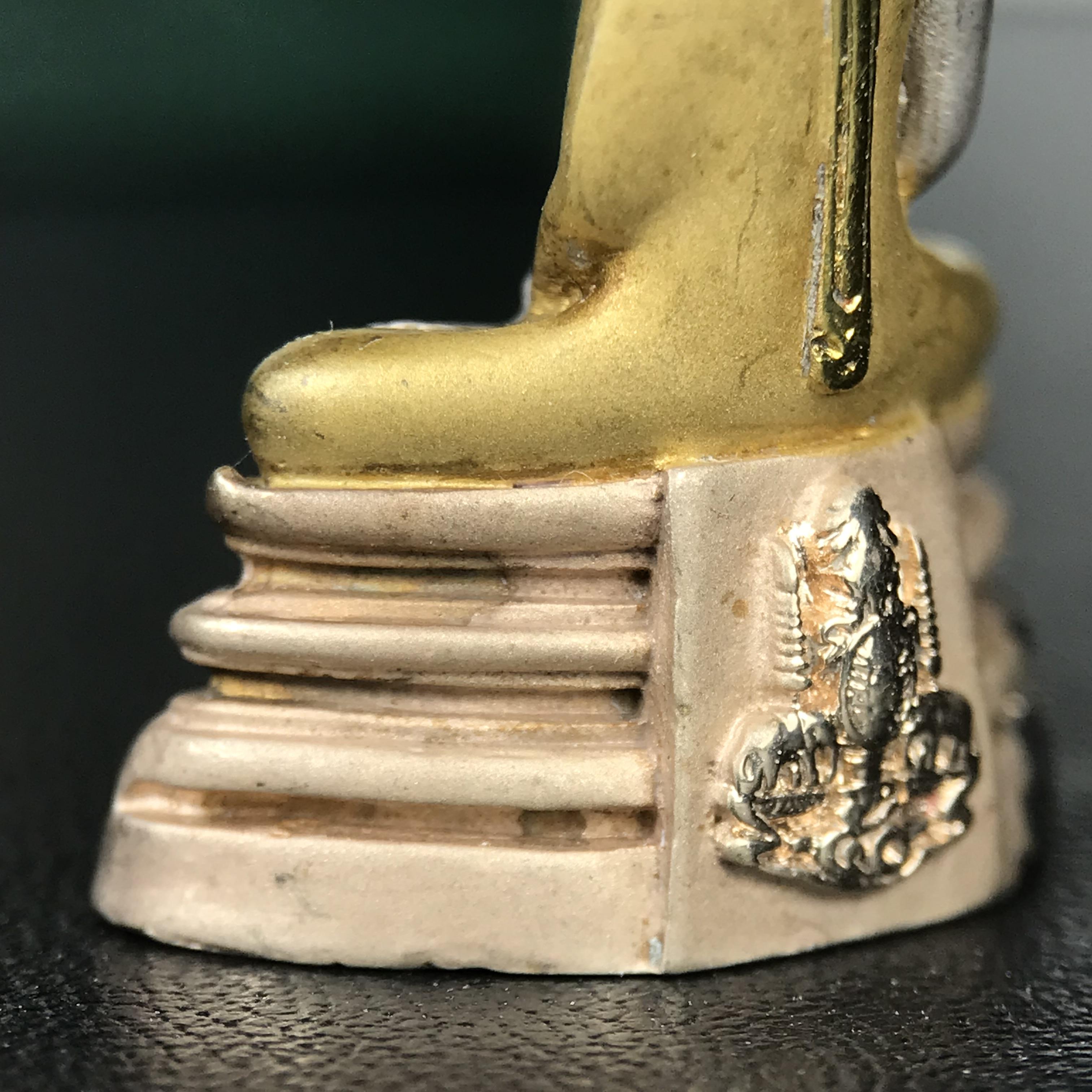 พระพุทธโสธร ภปร. รุ่นย้อนยุค สร้างพระอุโบสถ สมาคมชาวฉะเชิงเทรา จัดสร้าง ปี 2539 วโรกาสครองสิริราชสมบัติครบ 50 ปี เนื้อเงินชุบสามกษัตริย์ทรายนวลขัดเงาบางส่วน(สภาพผิวเดิม เก่าเก็บ) พร้อมกล่องบรรจุและใบรับรองเดิมครบ