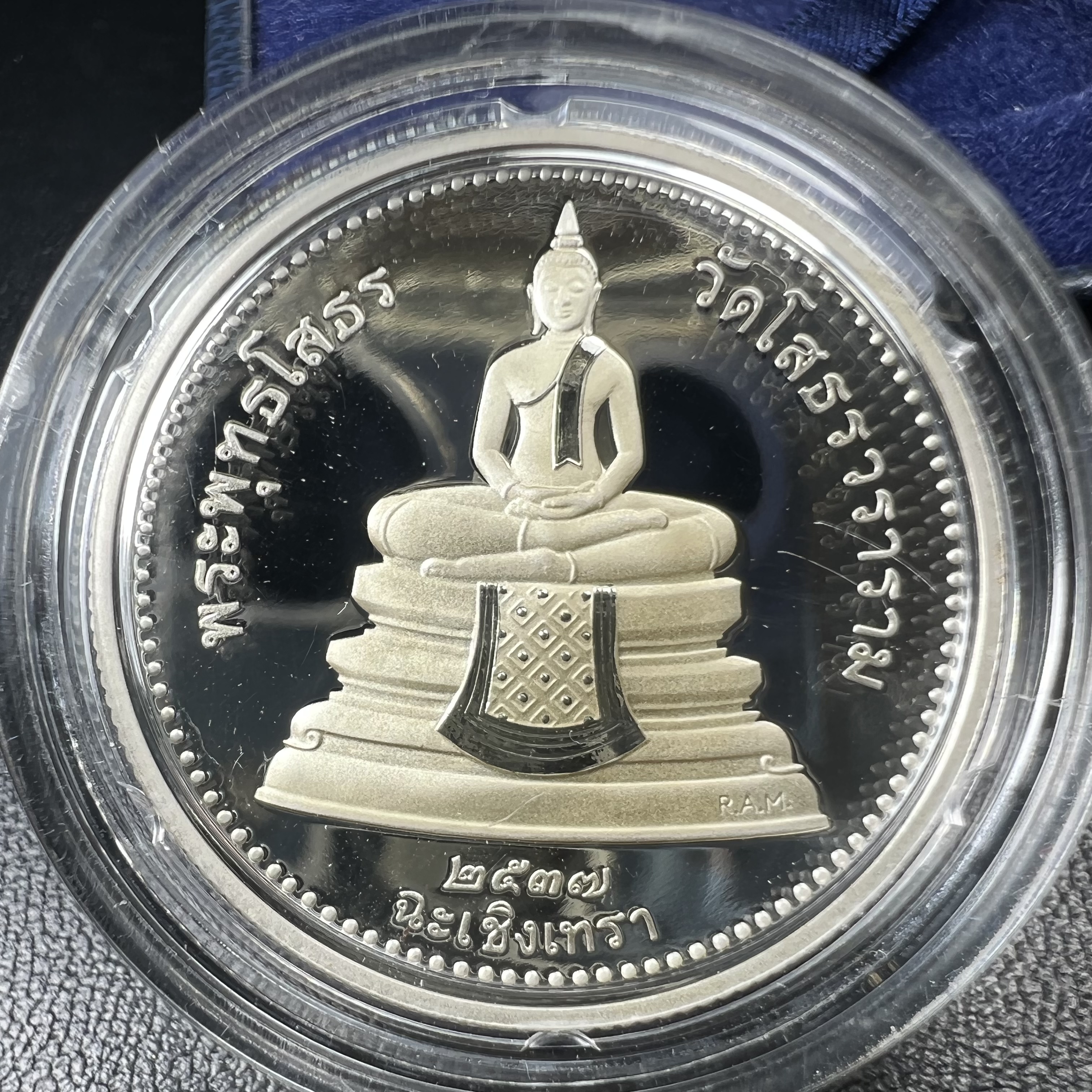 เหรียญพระพุทธโสธร 2 หน้า วัดโสธรวรารามวรวิหาร จ.ฉะเชิงเทรา ปี 2537เนื้อเงินขัดเงาสองหน้า ขนาด 2.8 ซ.ม. บล็อกนอก ผลิตที่โรงกษาปณ์ Royal Australian Mint ประเทศออสเตรเลีย พร้อมกล่องบรรจุเดิม สภาพสวย