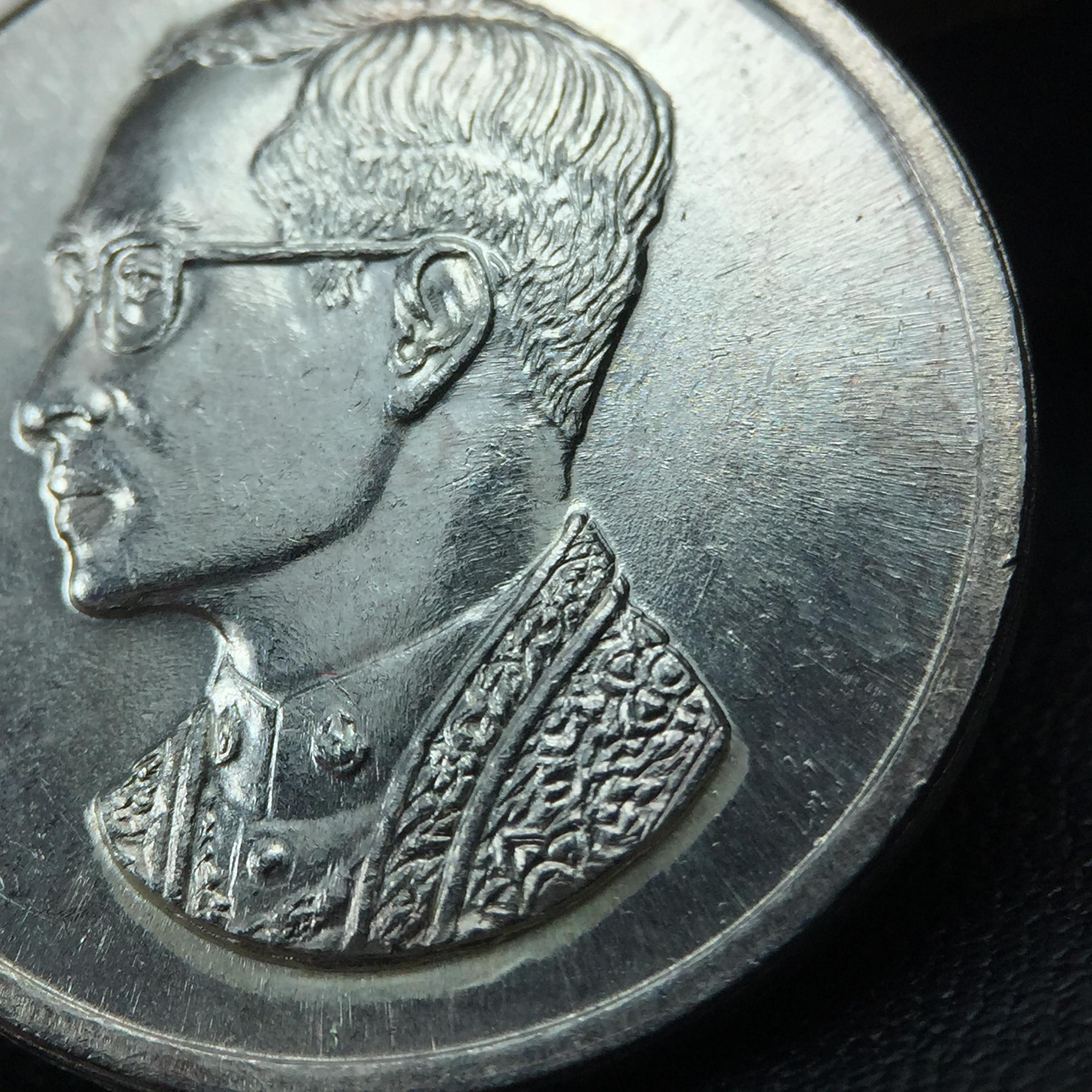 เหรียญพระบรมรูปคุ้มเกล้า รพ.ภูมิพล ปี2522 (ในหลวงเททอง) เนื้อเงิน พิมพ์ใหญ่ คัดสภาพสวยพร้อมกล่องเดิมยุคแรก(หายาก)